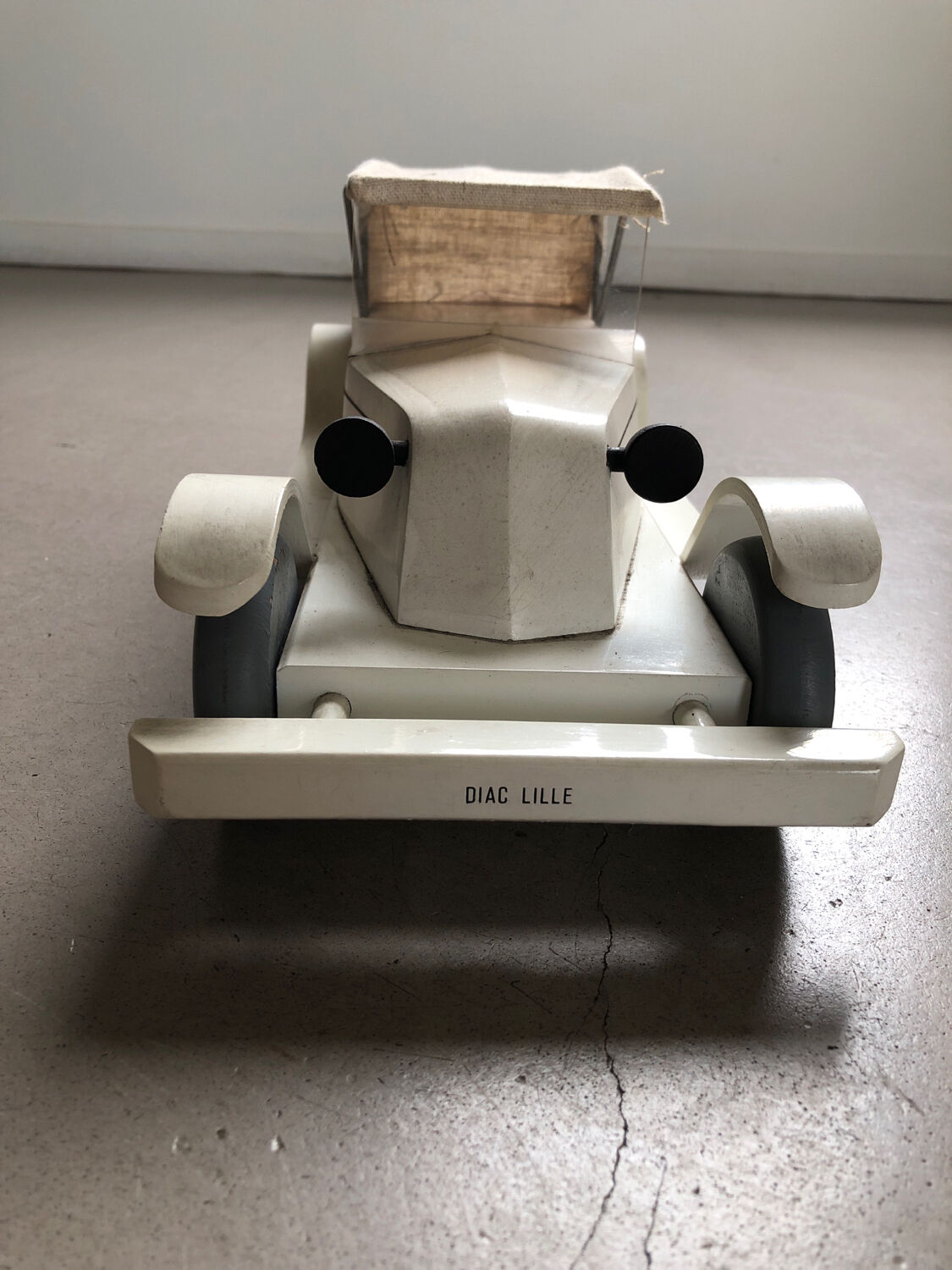 Lacquered wooden car and Vilac Aroutcheff fabric