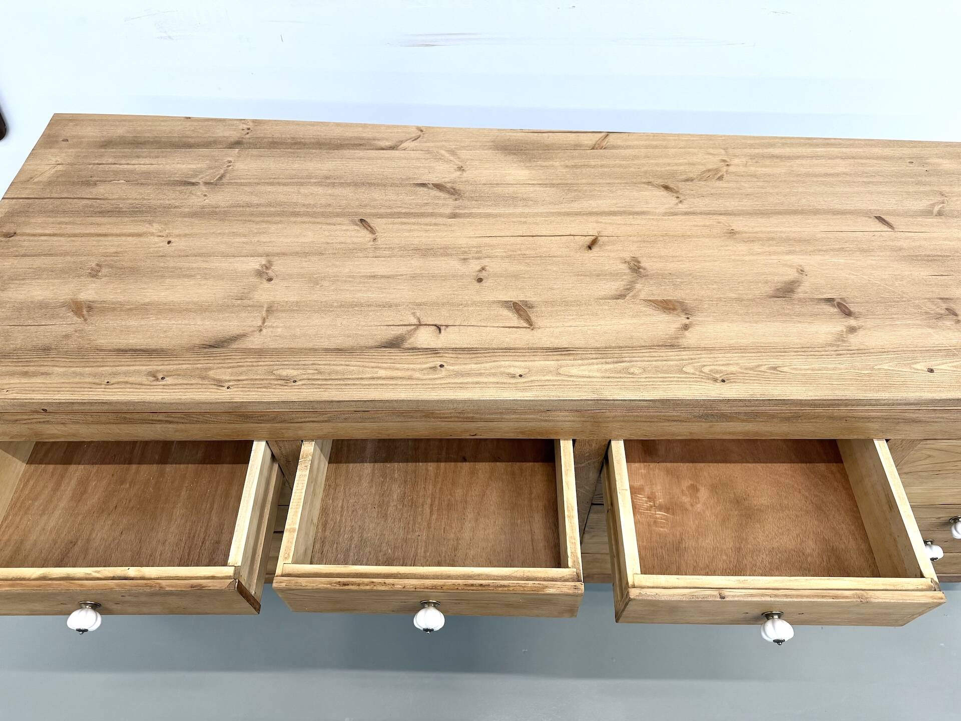 Double-sided display counter with 20 drawers