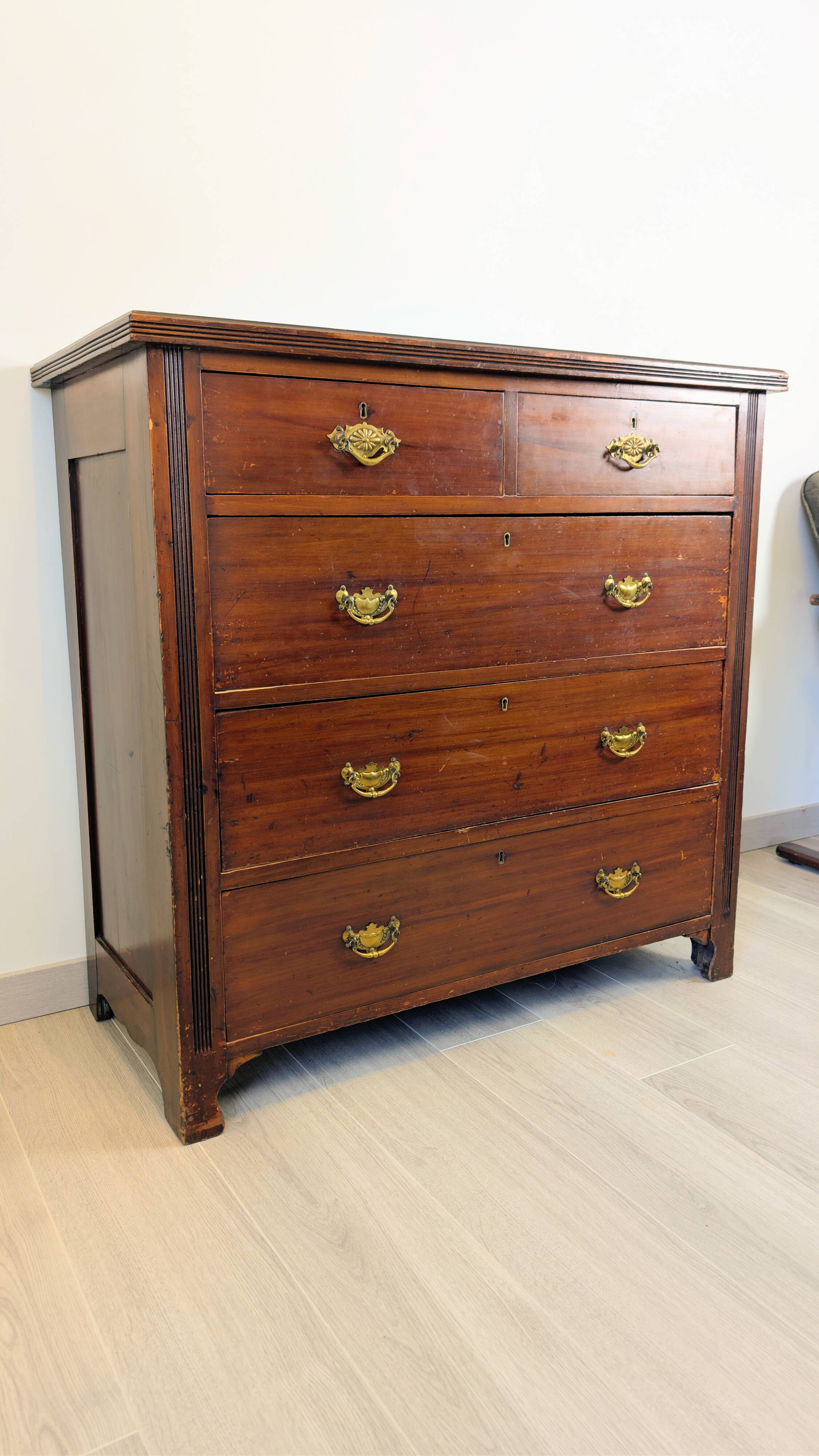19th-century English commode in mahogany, with an antique patina and classic elegance.