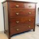 19th-century English commode in mahogany, with an antique patina and classic elegance.