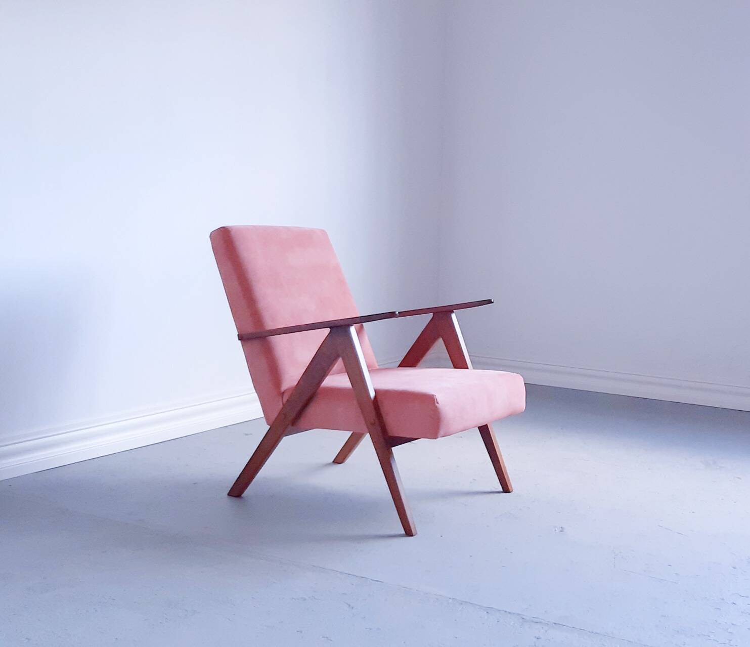 Mid Century Easy Chair Model B 310 Var in Coral Velvet