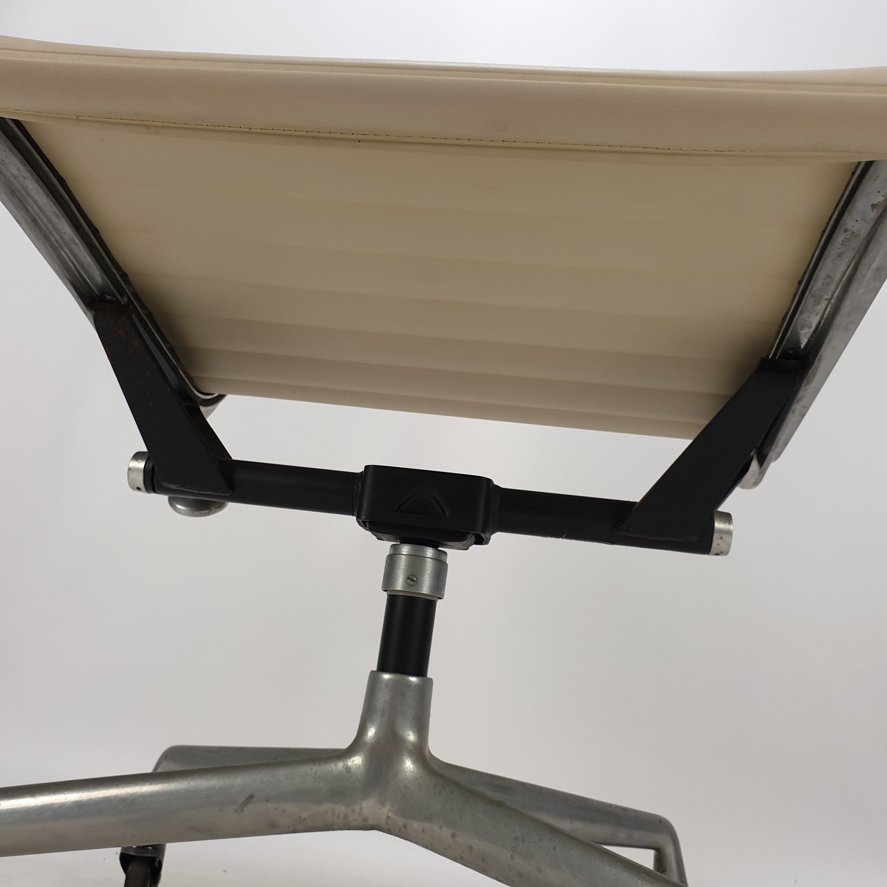 Swivel armchair by Charles & Ray Eames for Herman Miller, 1960
