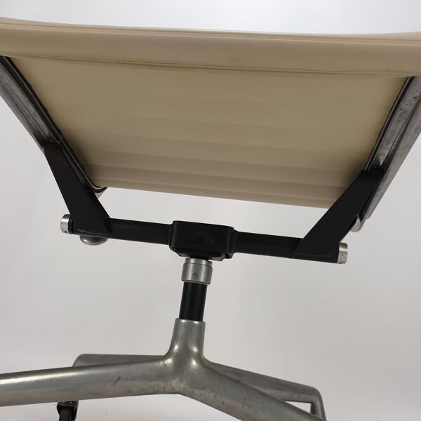 Swivel armchair by Charles & Ray Eames for Herman Miller, 1960