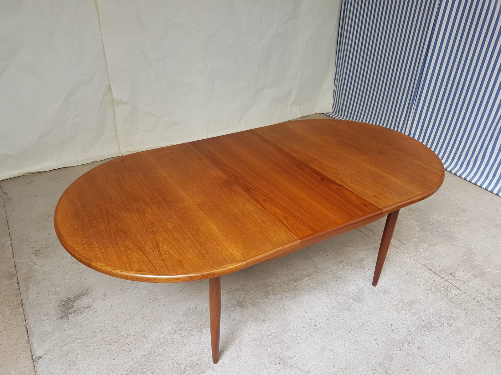 G plan extending oval circular dining table