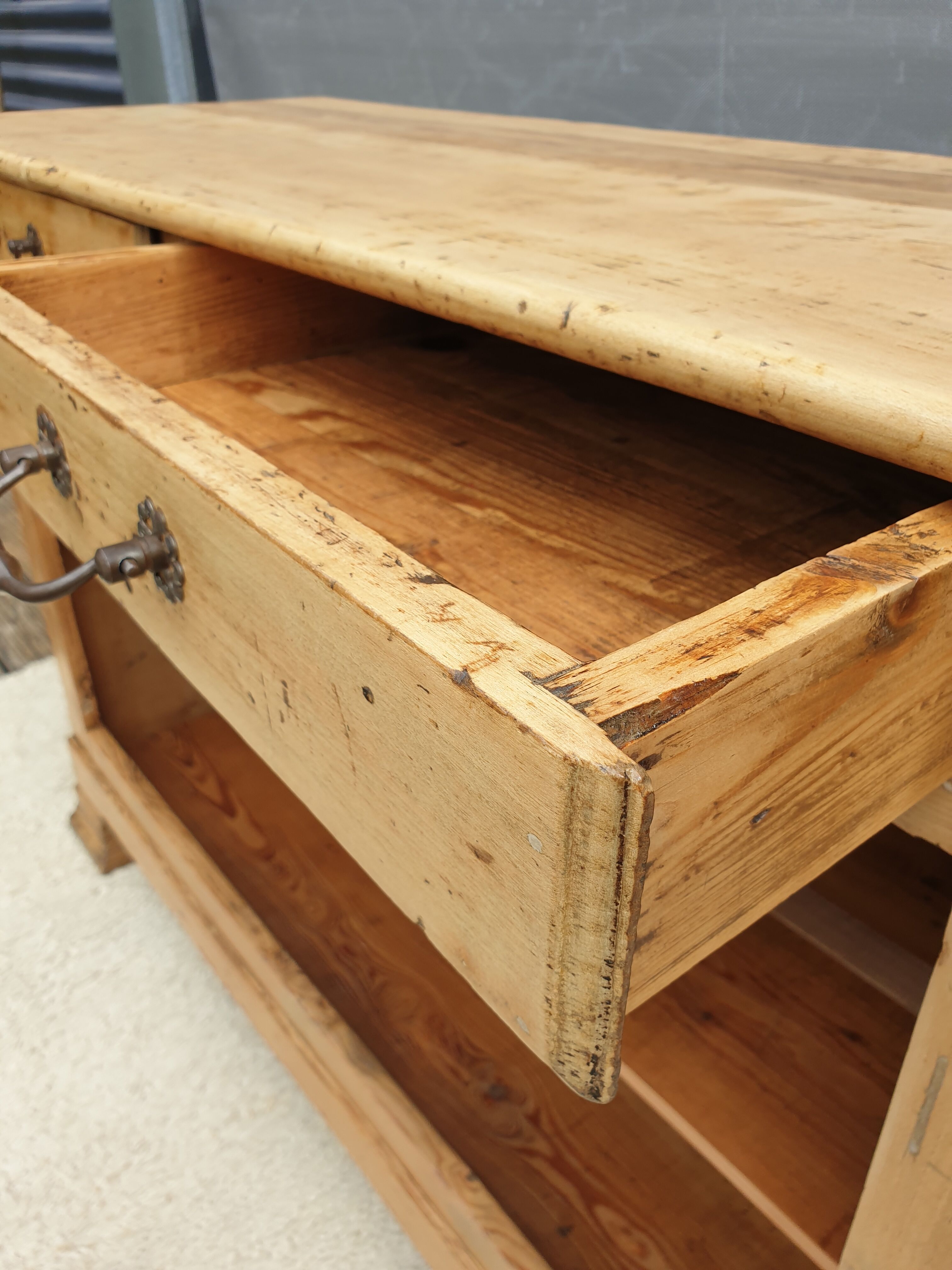 French countryside buffet serving Orme and Pitchpin XIXe