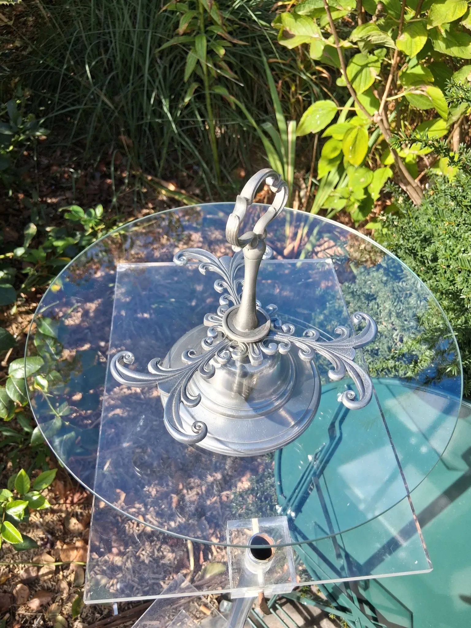 Very nice glass serving stand in very good condition.