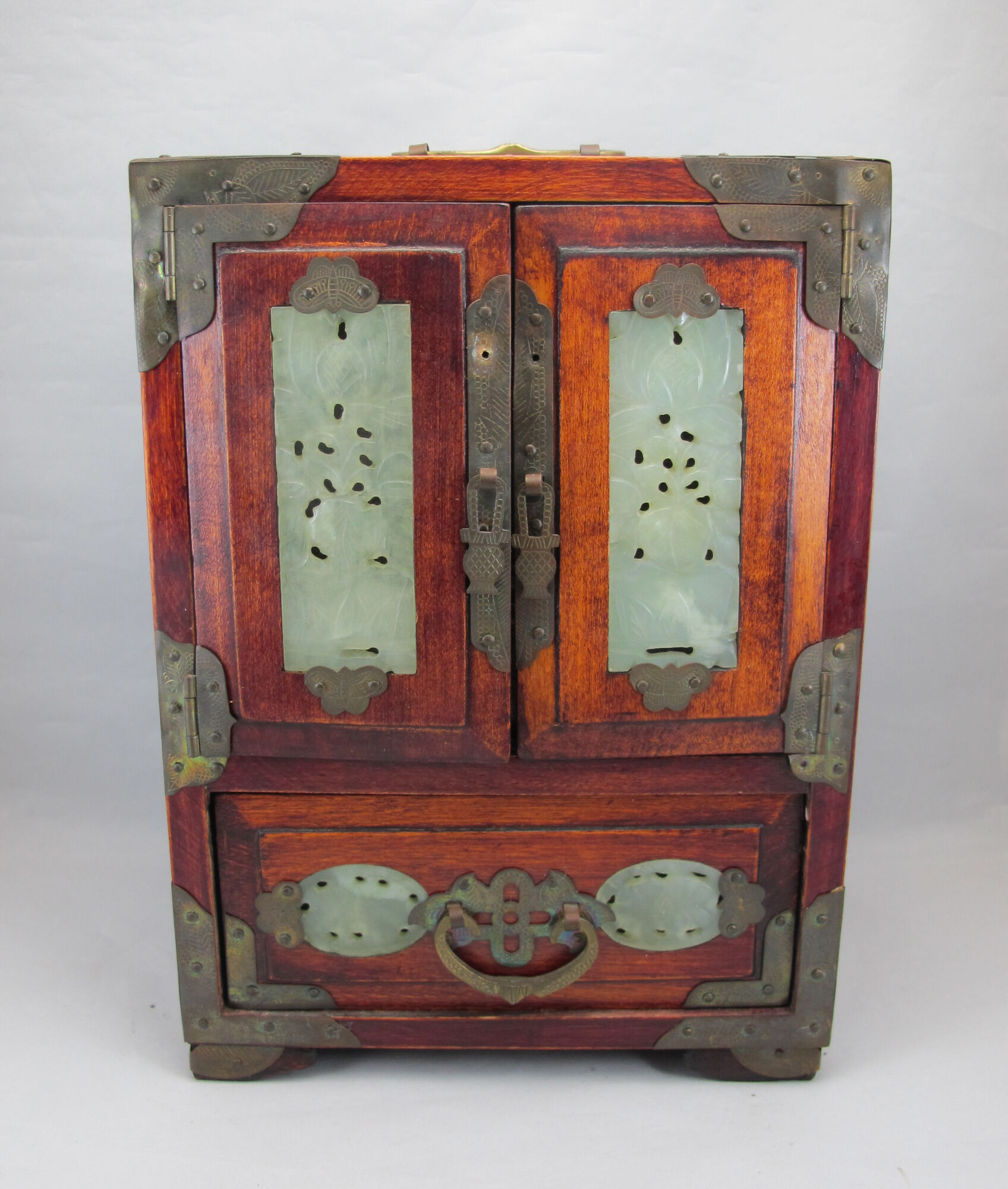 large Wooden Chinese jewelry box decorated with jade plates n°2