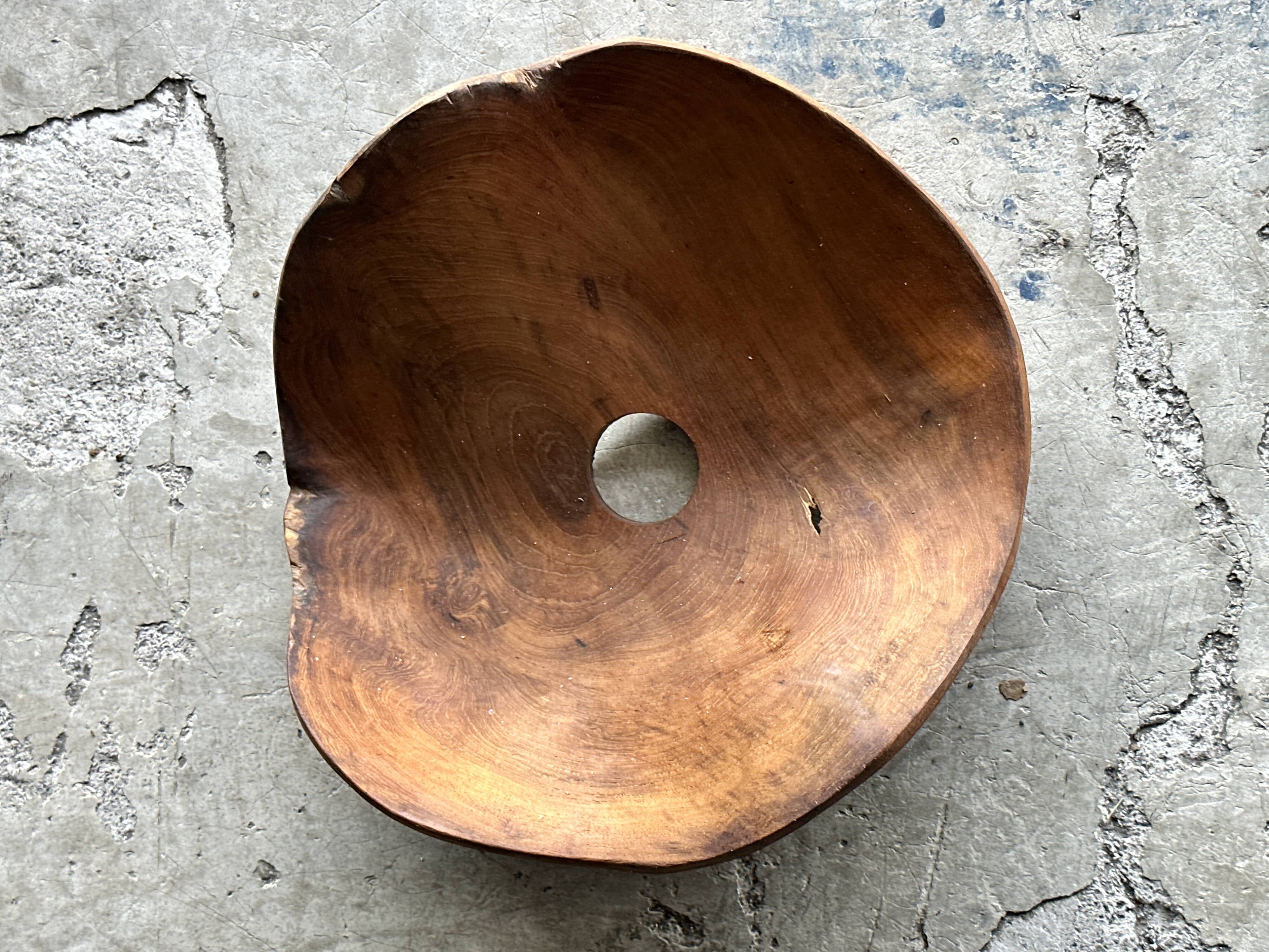 Small pendant light in corrugated teak leaf (Small D:30 H:20)