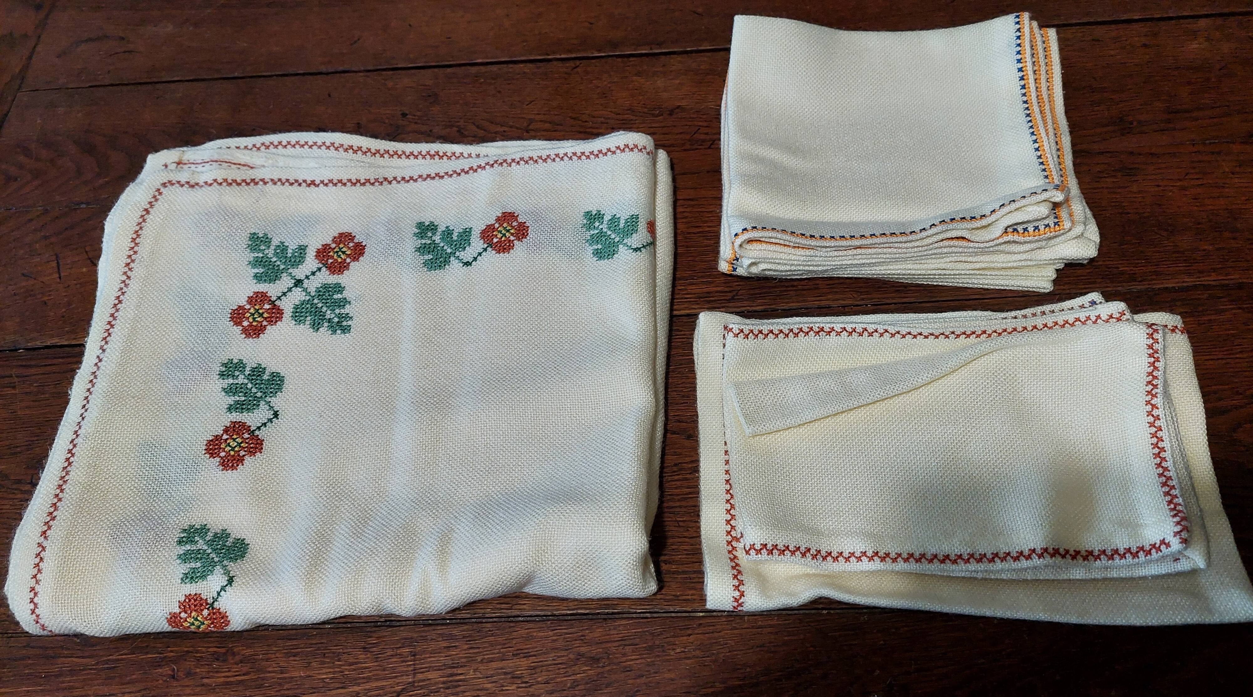 Vintage linen tablecloth and napkins acrylic embroidery 147 X 160 cm