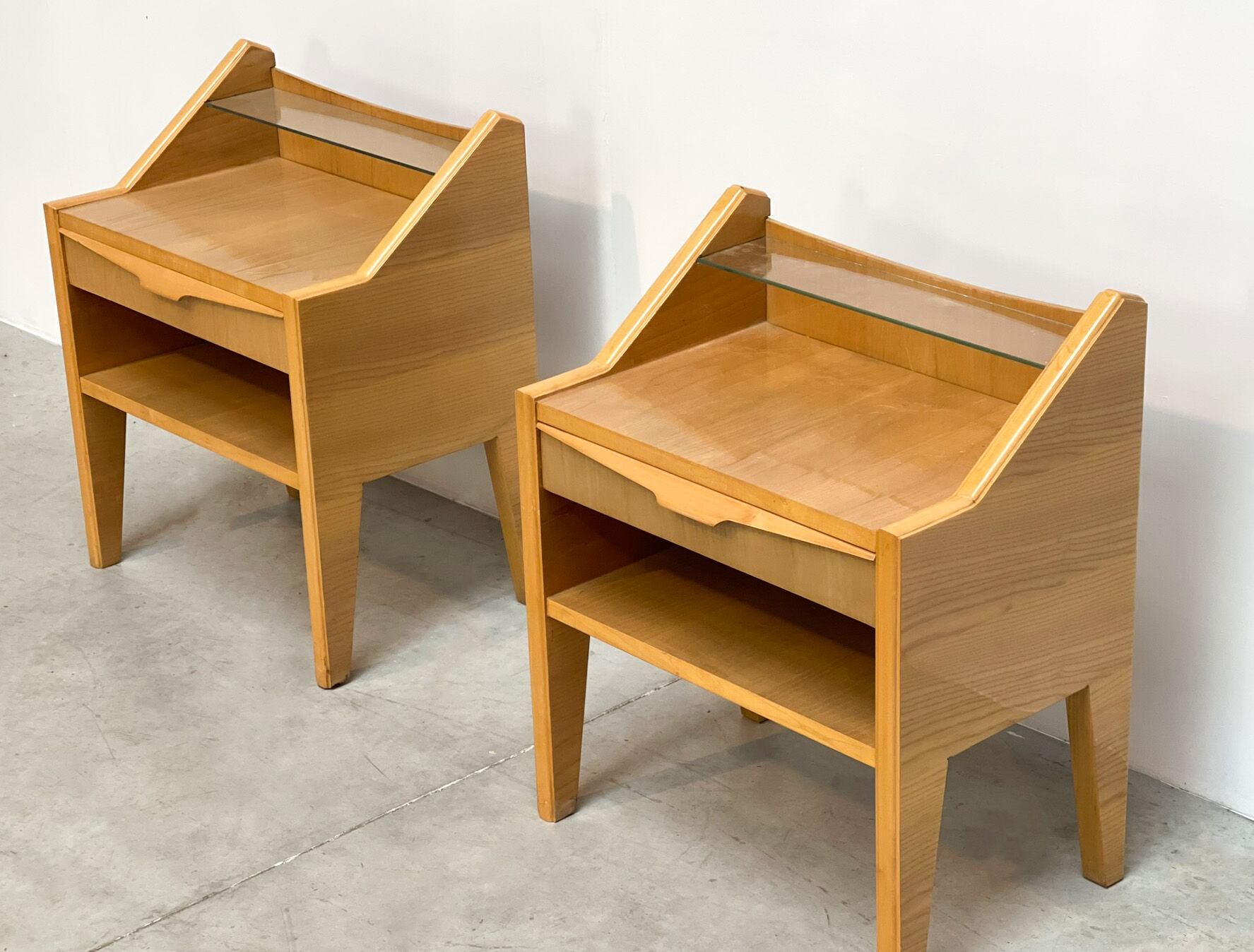 Deux tables de nuit italiennes