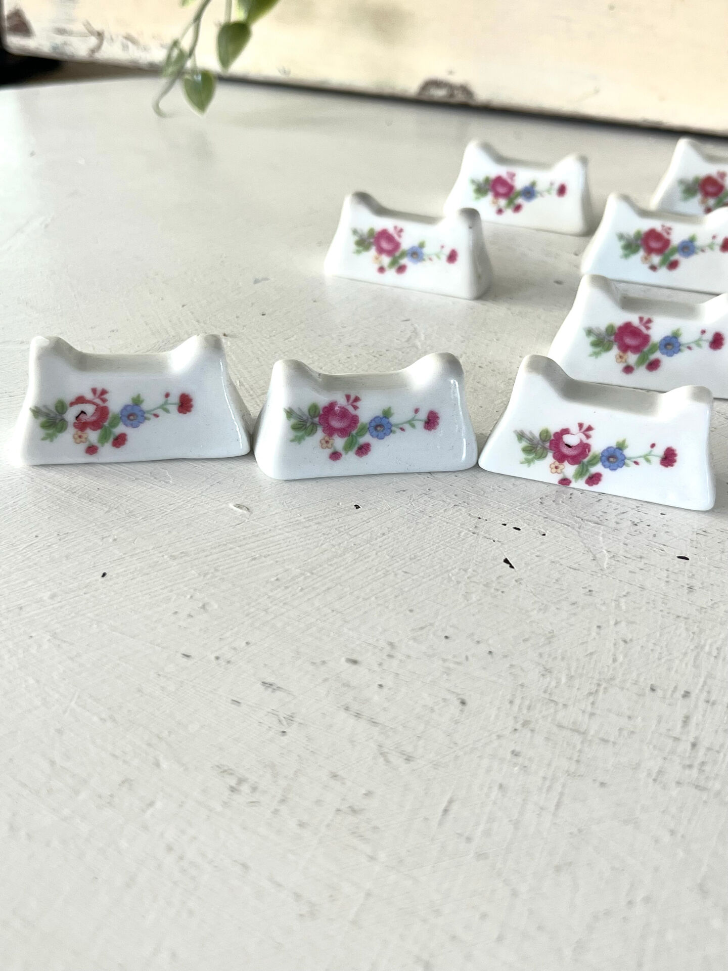 Ensemble de 12 repose-couteaux en porcelaine française avec motifs floraux