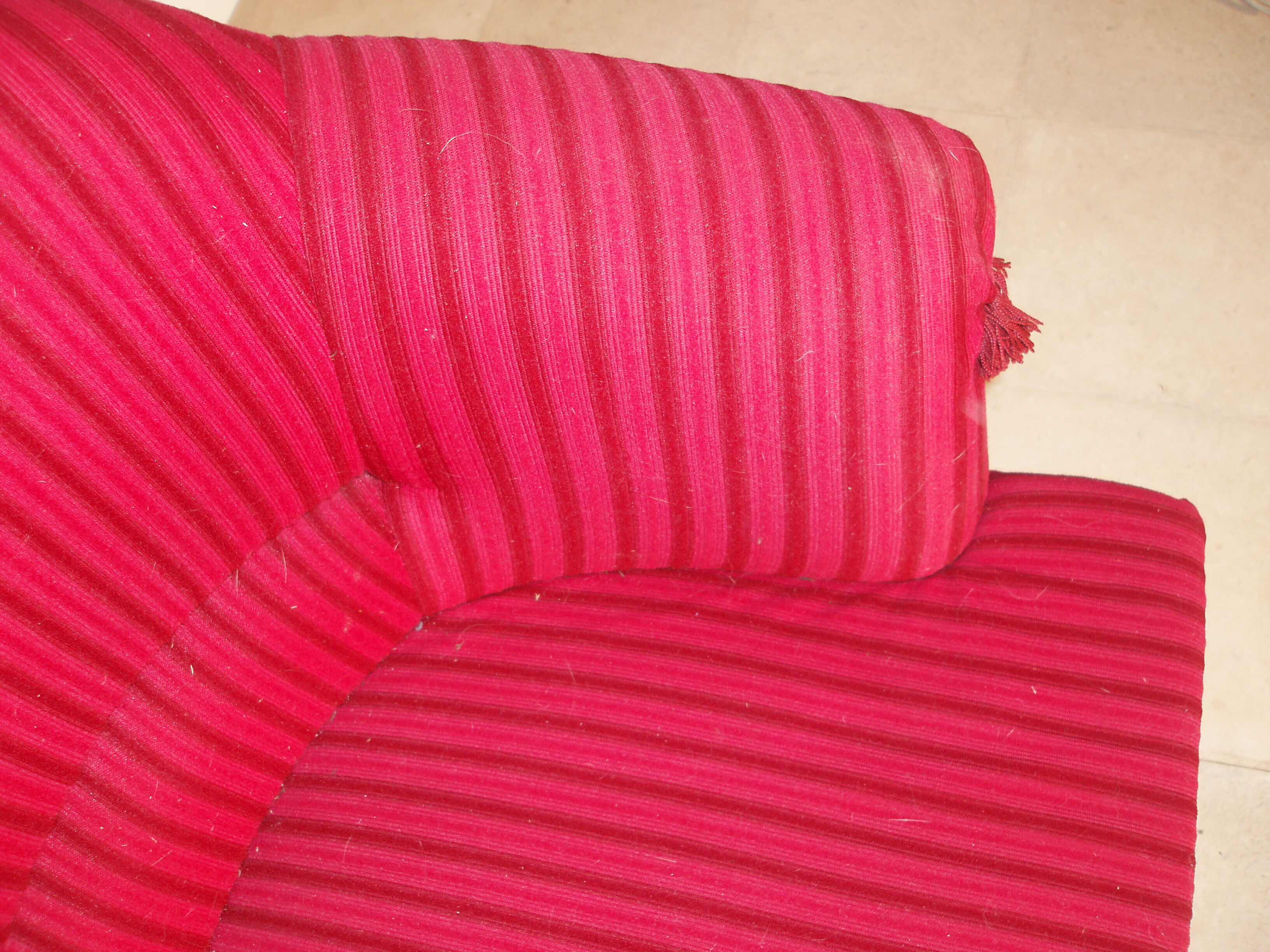 2-seater red velvet vintage sofa