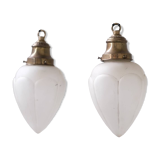 Paire de pendentifs français opalins en verre opalin opalin opaque et laiton