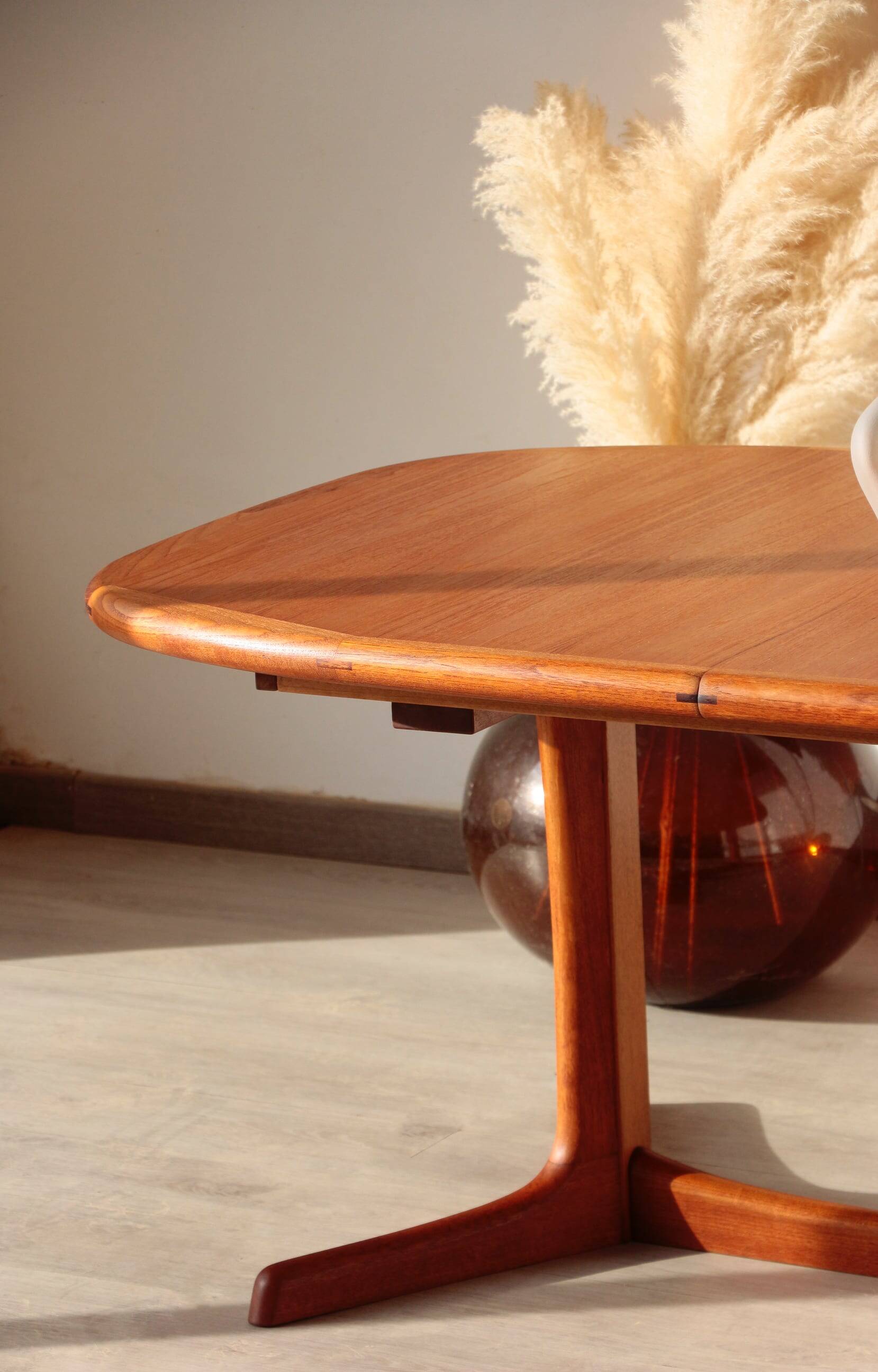 Vintage Dyrlund dining table in teak – the excellence of Danish design.