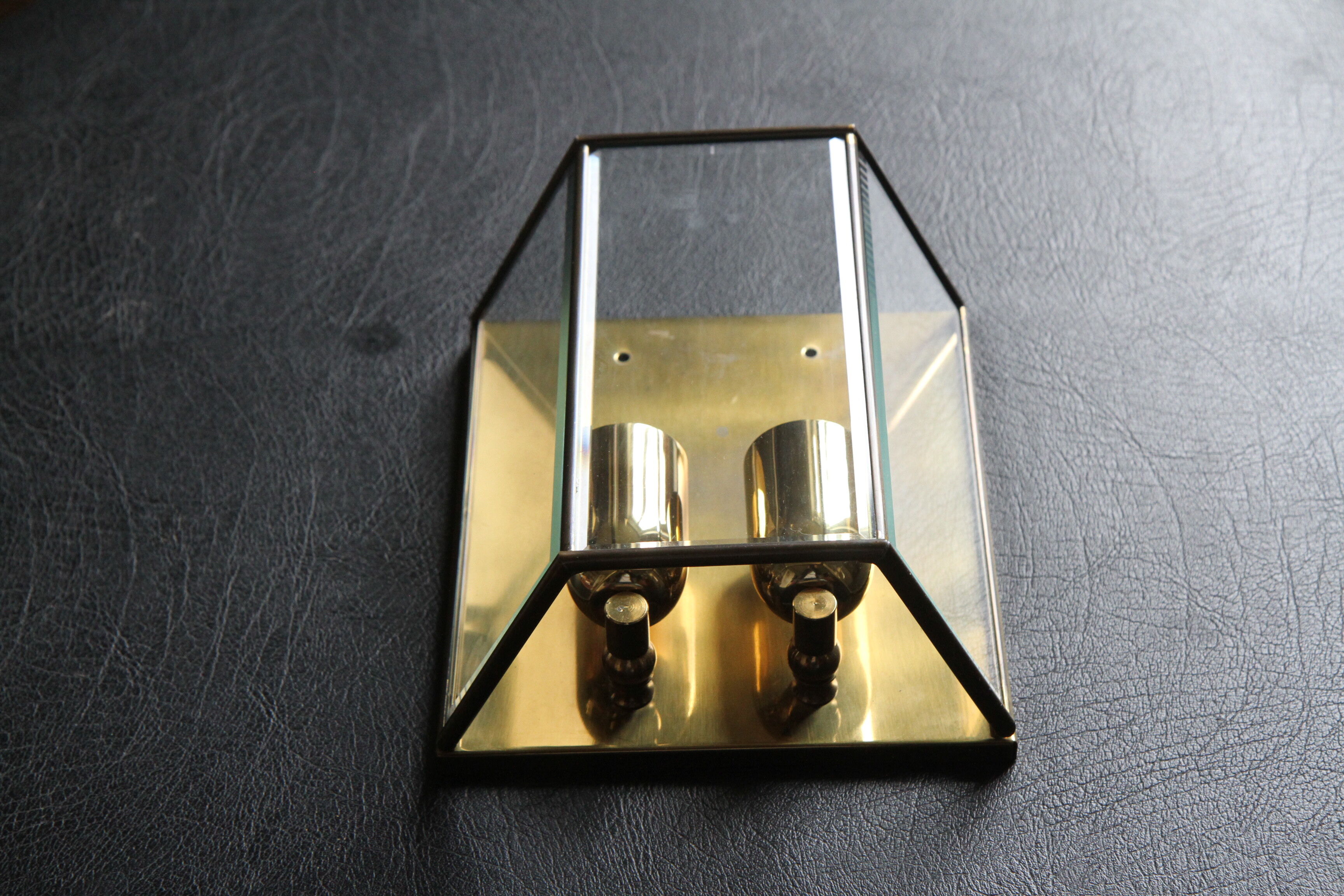 Wall sconce in brass and glass