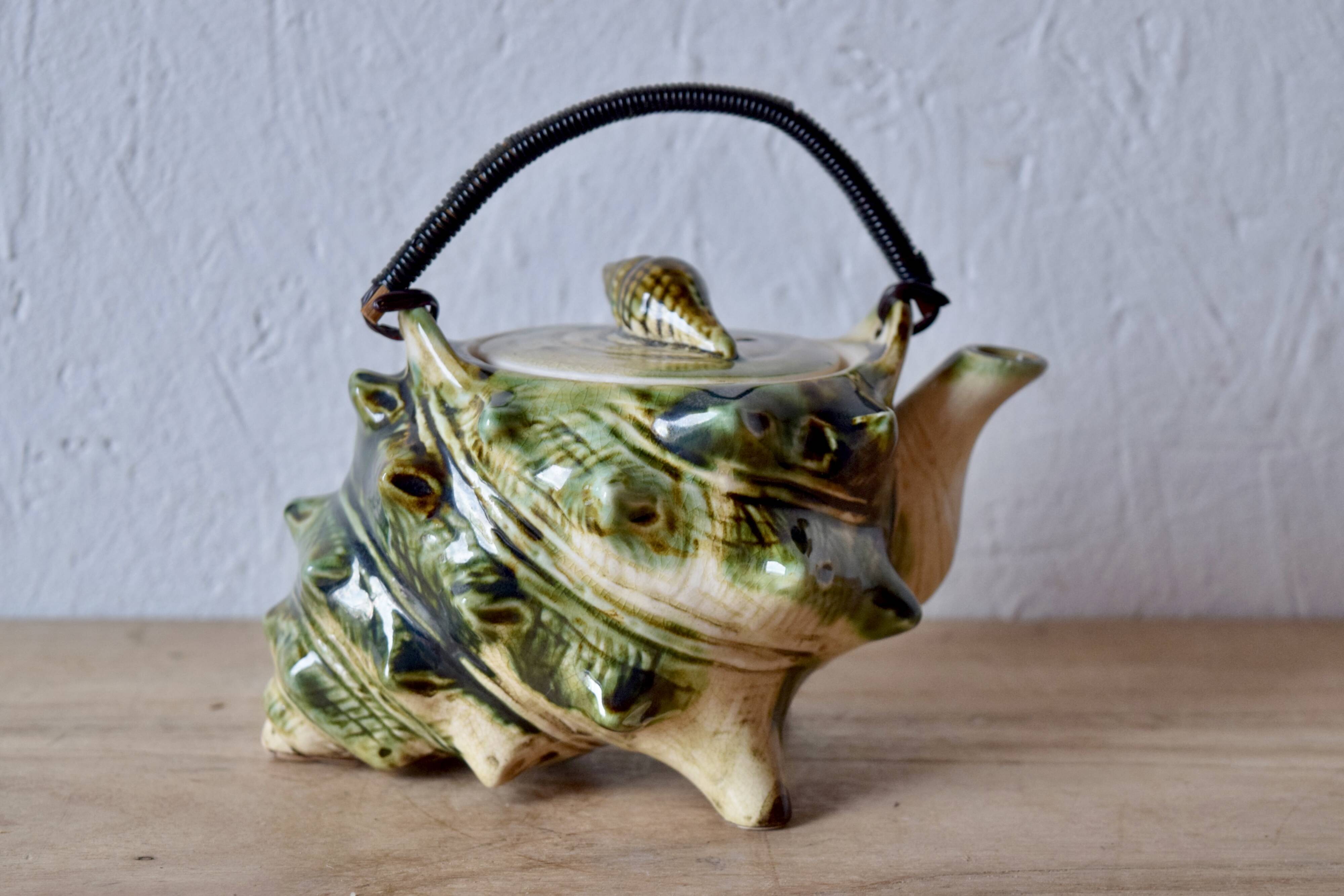 Vintage tea service in glazed ceramic - shape of conchs or shells