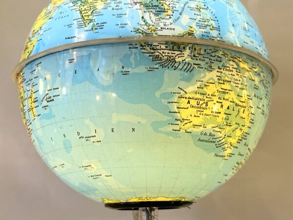 Mappemonde, globe terrestre lumineux ancien vintage