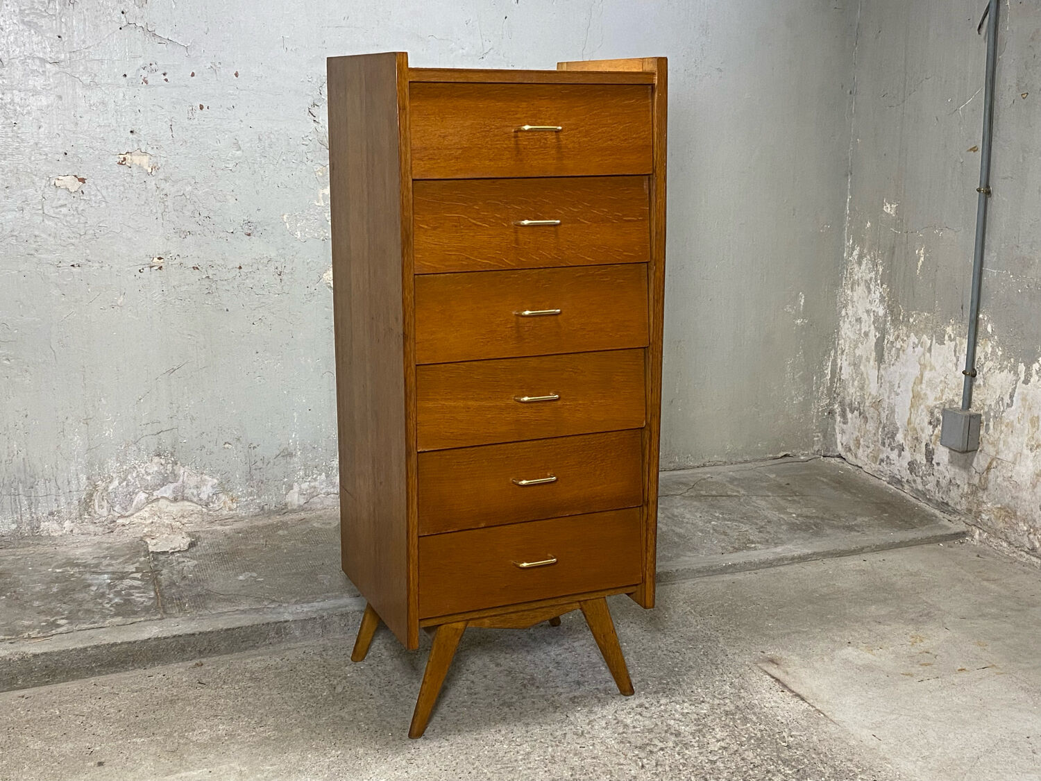 Oak chest of drawers
