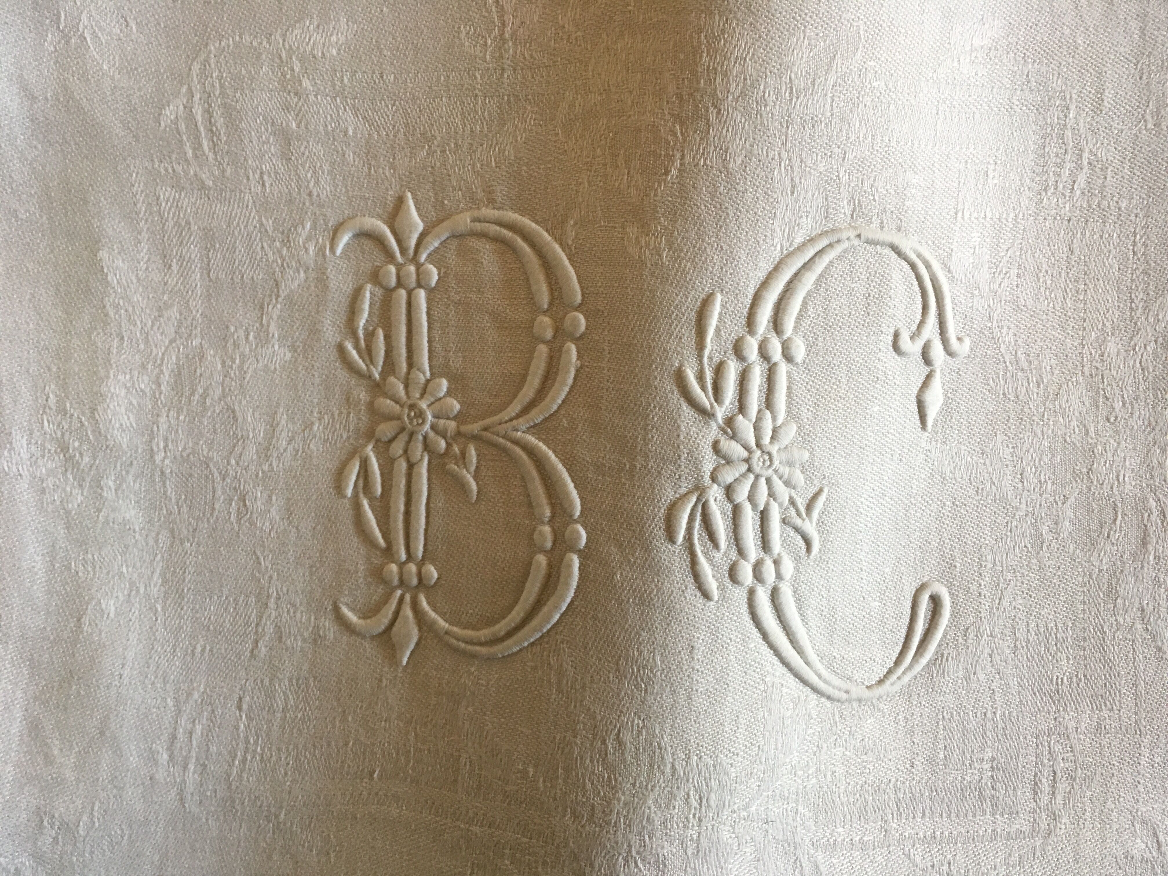 Set de 6 serviettes de lin damassé vers 1900 brodées BC