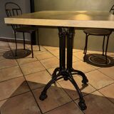 Table carrée bois,fonte style bistrot (remise en main propre exclusivement)