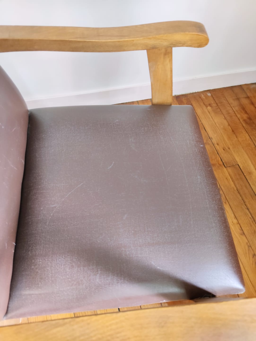 Paire de fauteuils moleskine marron