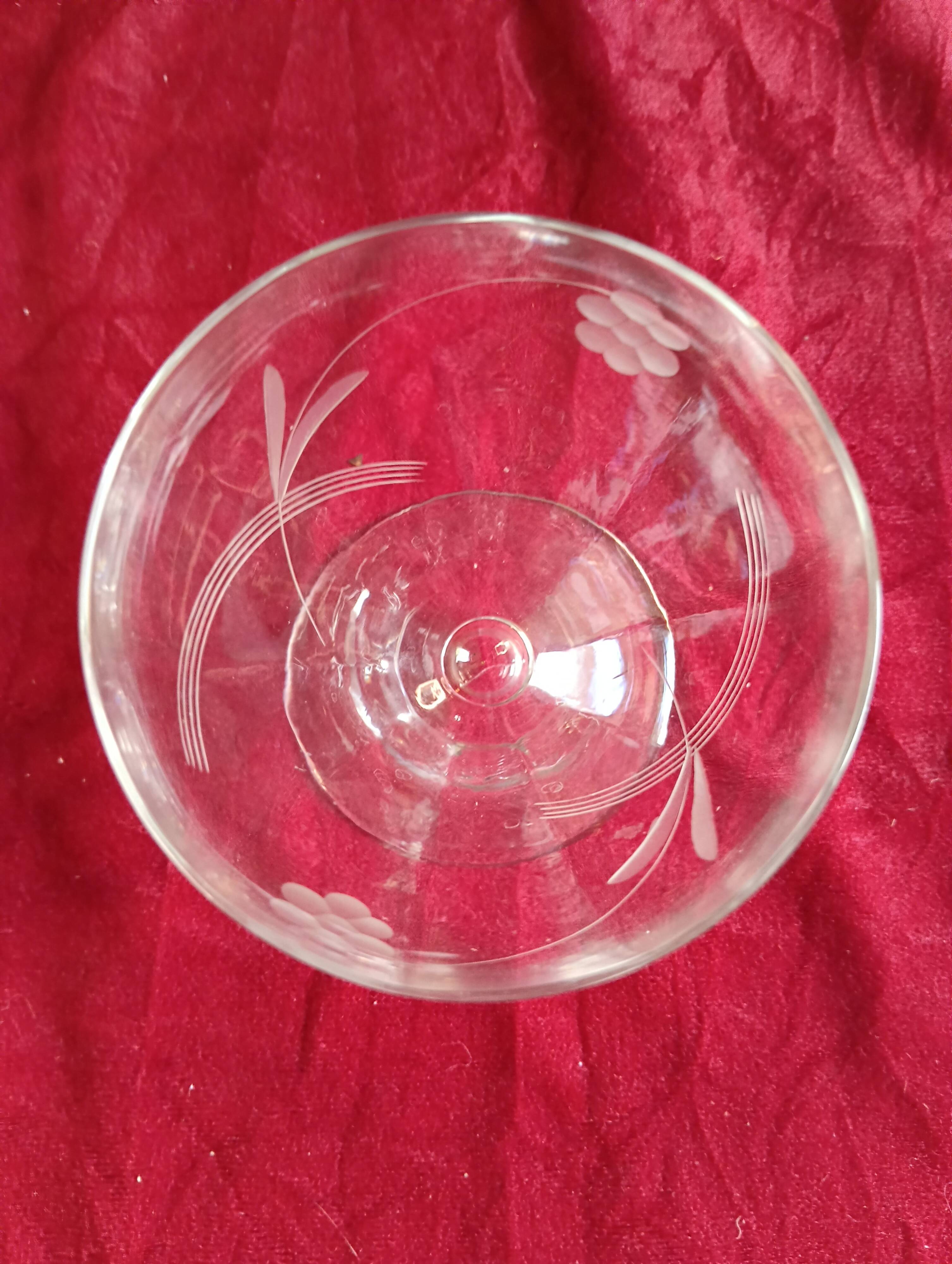 SET OF 8 ART DECO CHAMPAGNE OR DESSERT CUPS