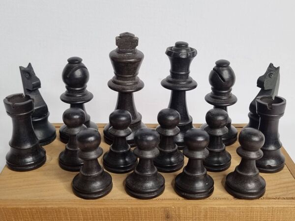 Ancien jeu d'échecs design Staunton – Pièces en bois tourné (Roi 7 cm)