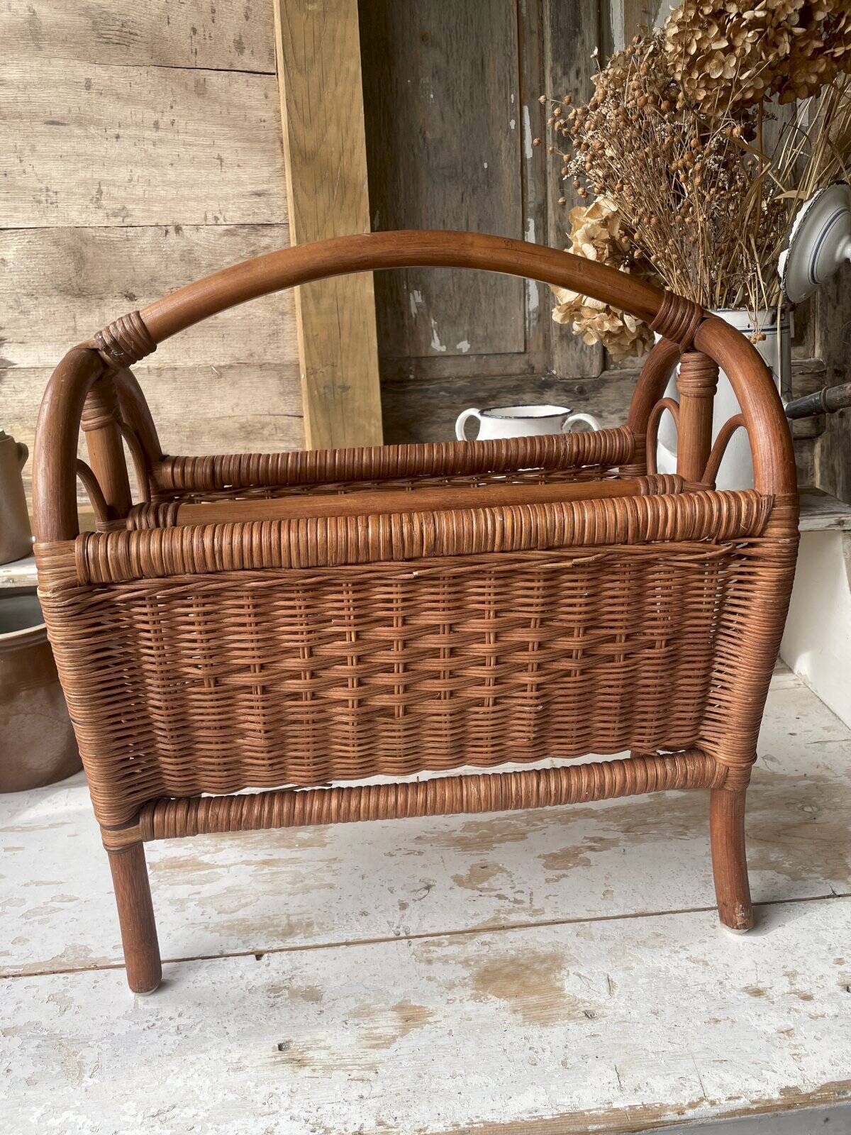 Magazine rack in turned wood and light brown rattan