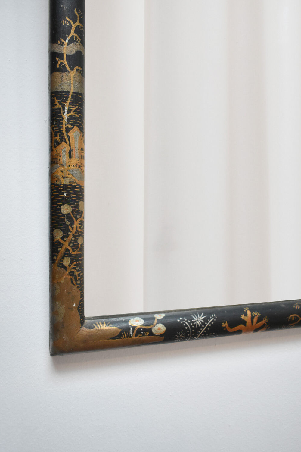 Miroir de style chinois laqué noir, années 1910.