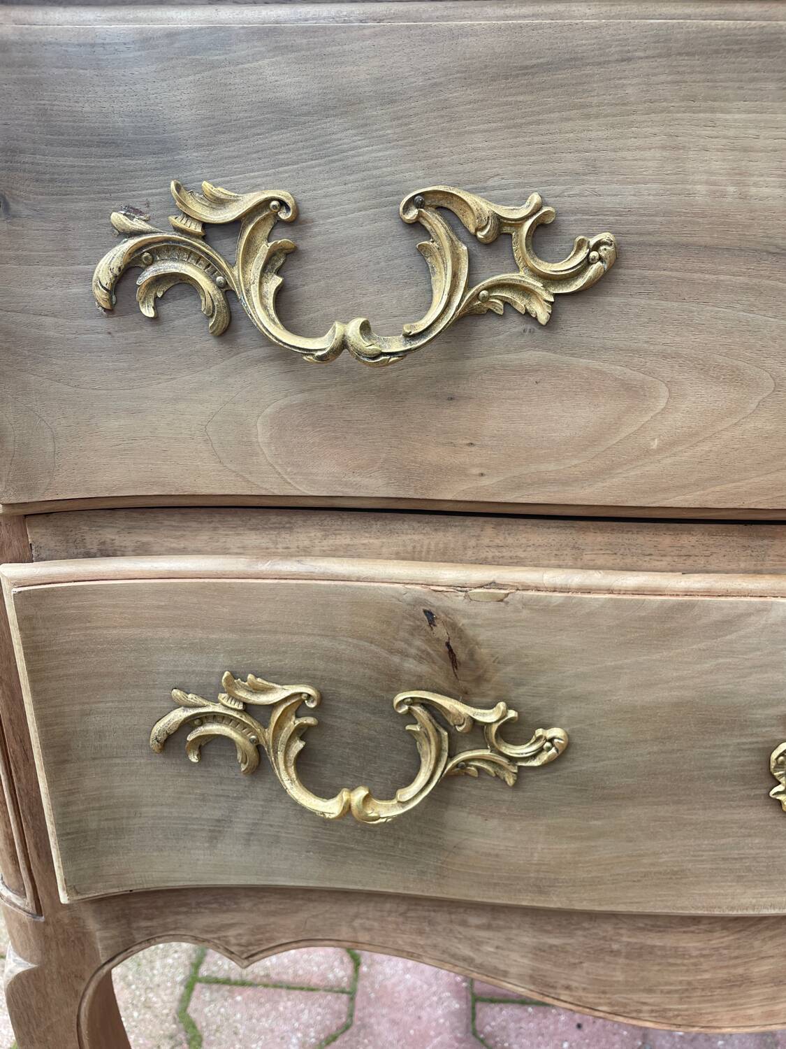 The commode drinks raw.