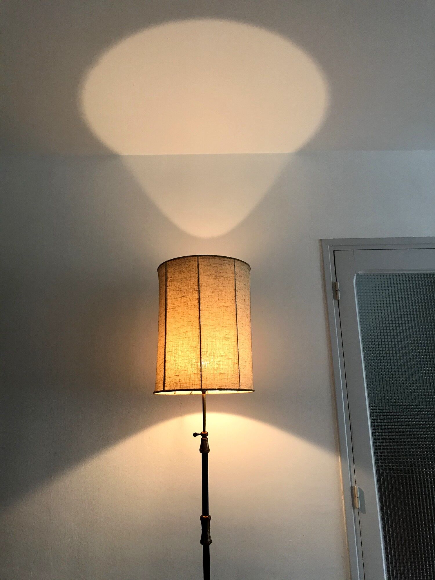 Lampadaire vintage en fer forgé et bronze années 50