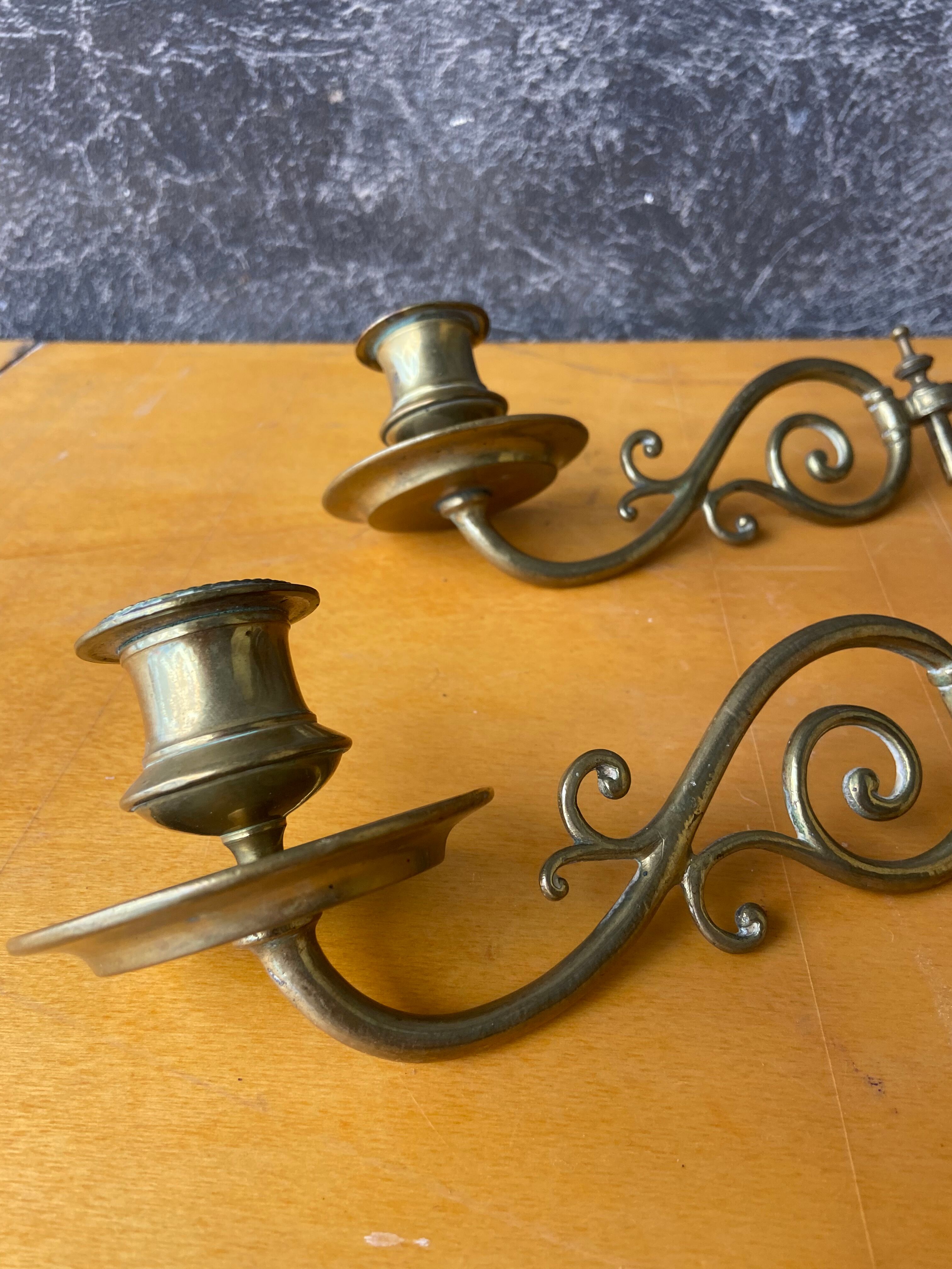 Paire de bougeoirs de piano en bronze et laiton