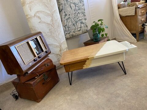 Coffee table with pin legs and gold leaf