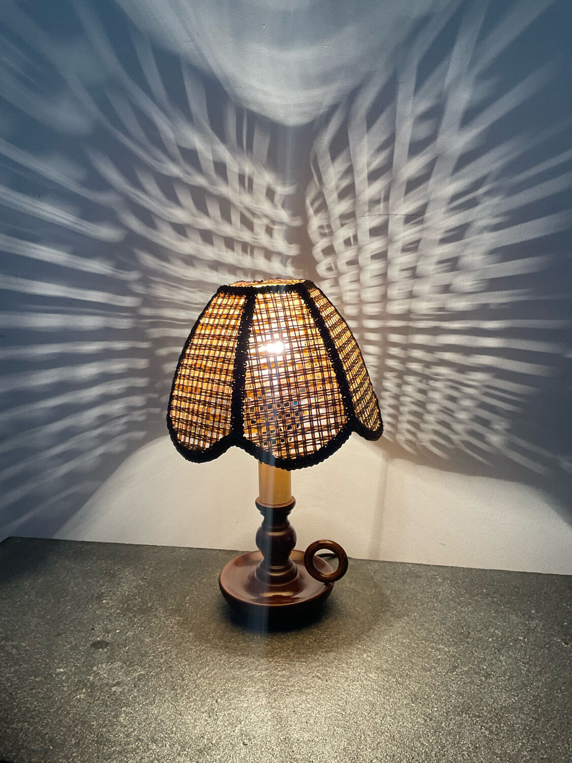 Lampe vintage en bois et cannage des années 60-70