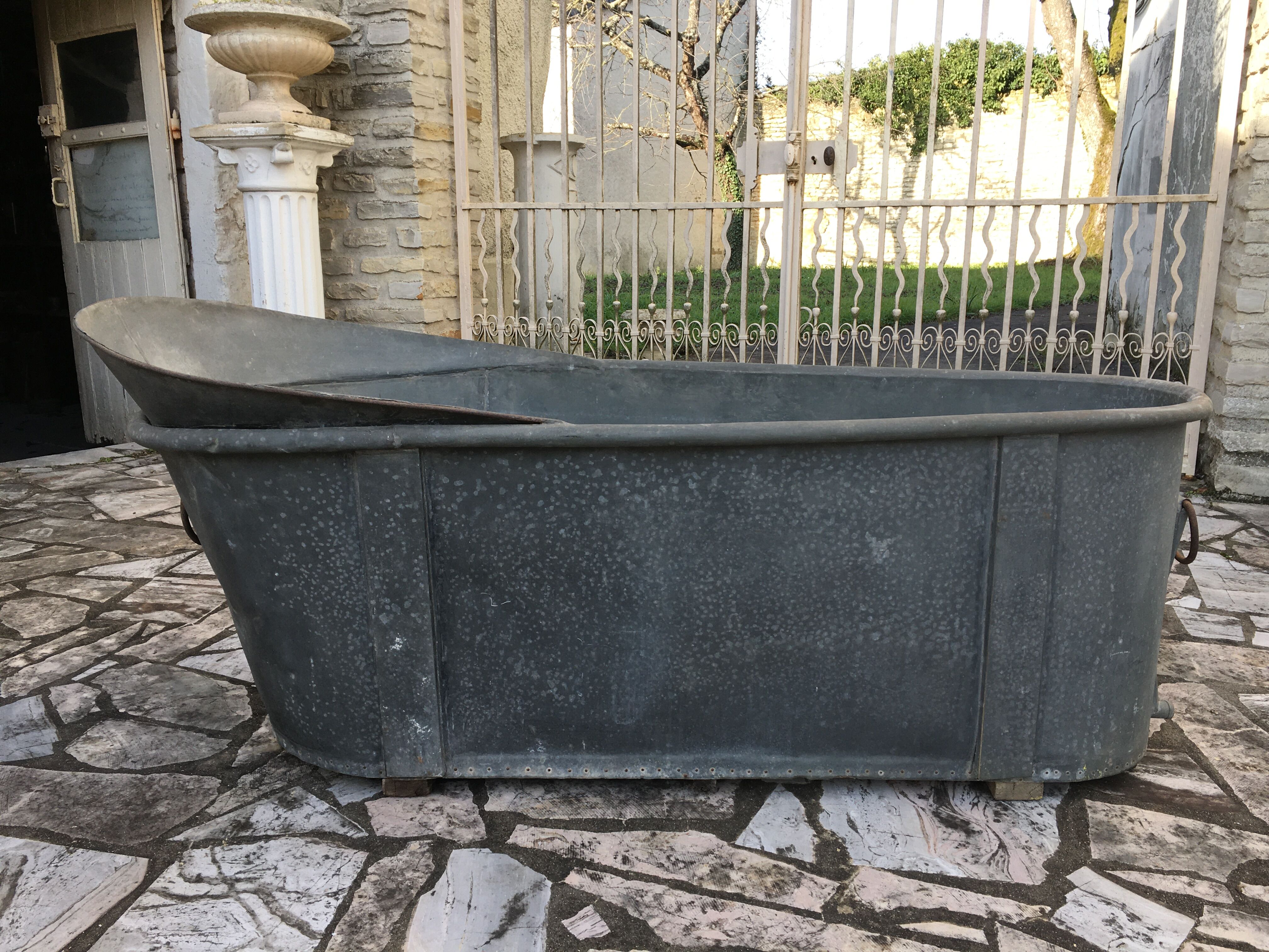 Zinc bathtub of the nineteenth