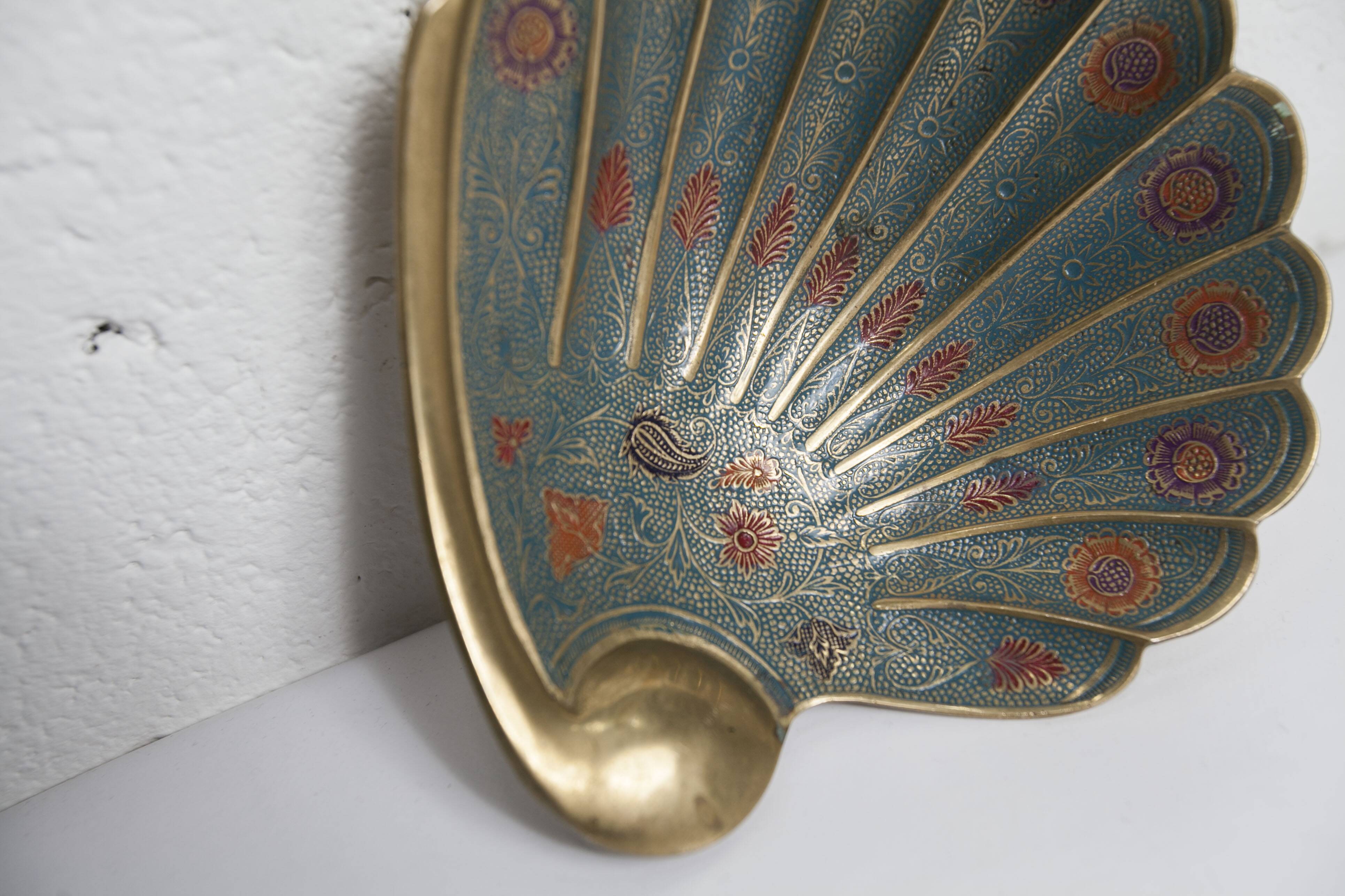 Shell cup in enameled brass