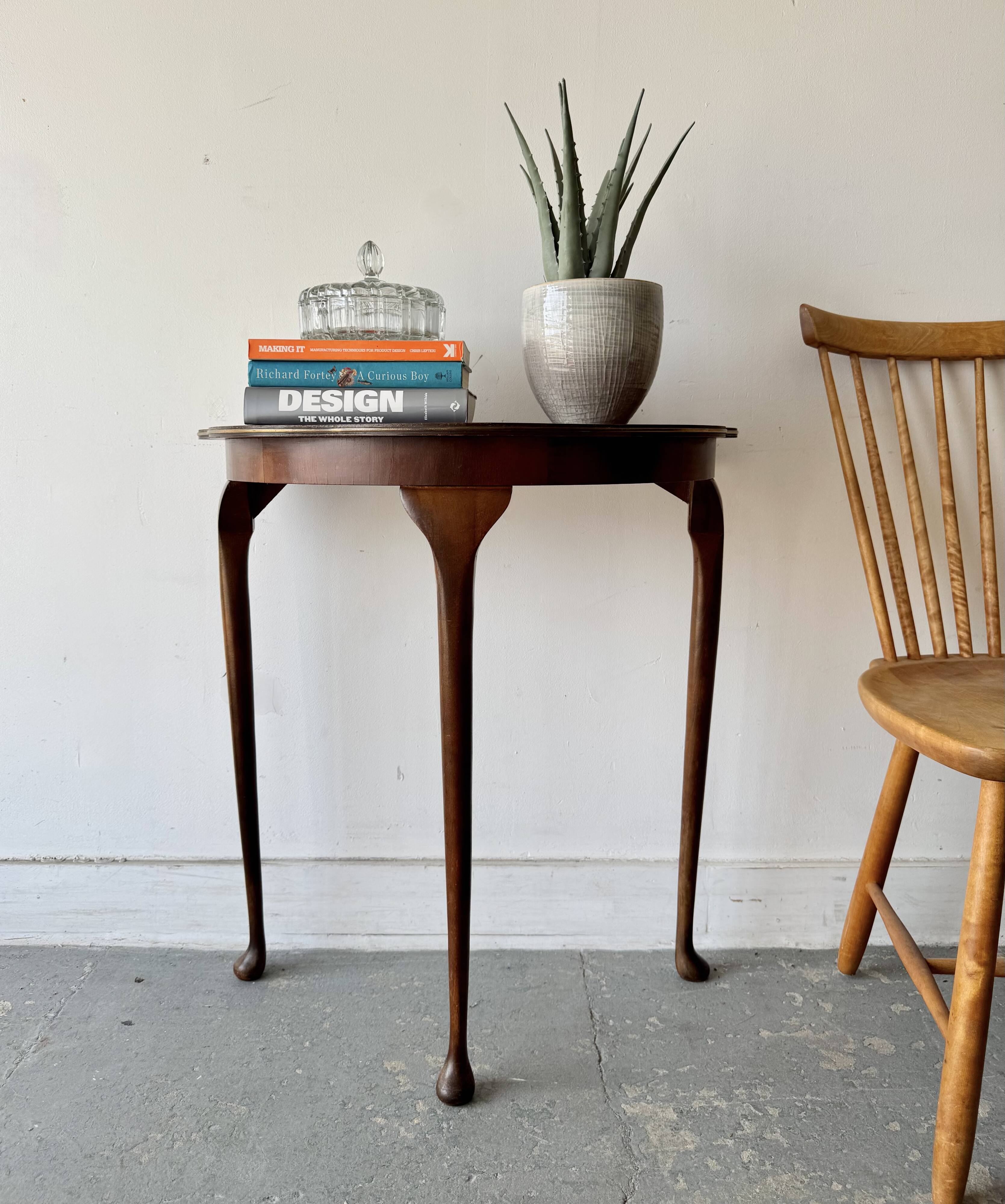 Table d'appoint demi-lune vintage avec garniture en laiton