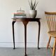 Table d'appoint demi-lune vintage avec garniture en laiton