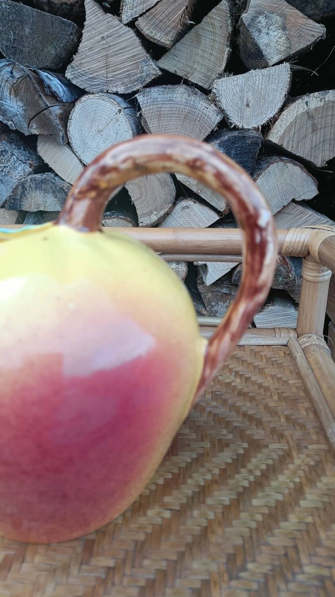 Jug in slipware apple
