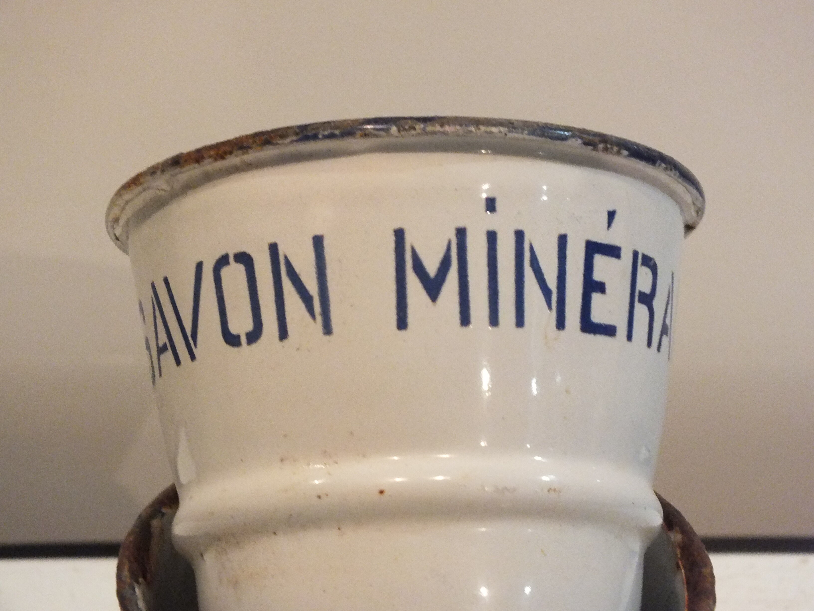 2 pots émaillés anciens pour savon noir et savon minéral