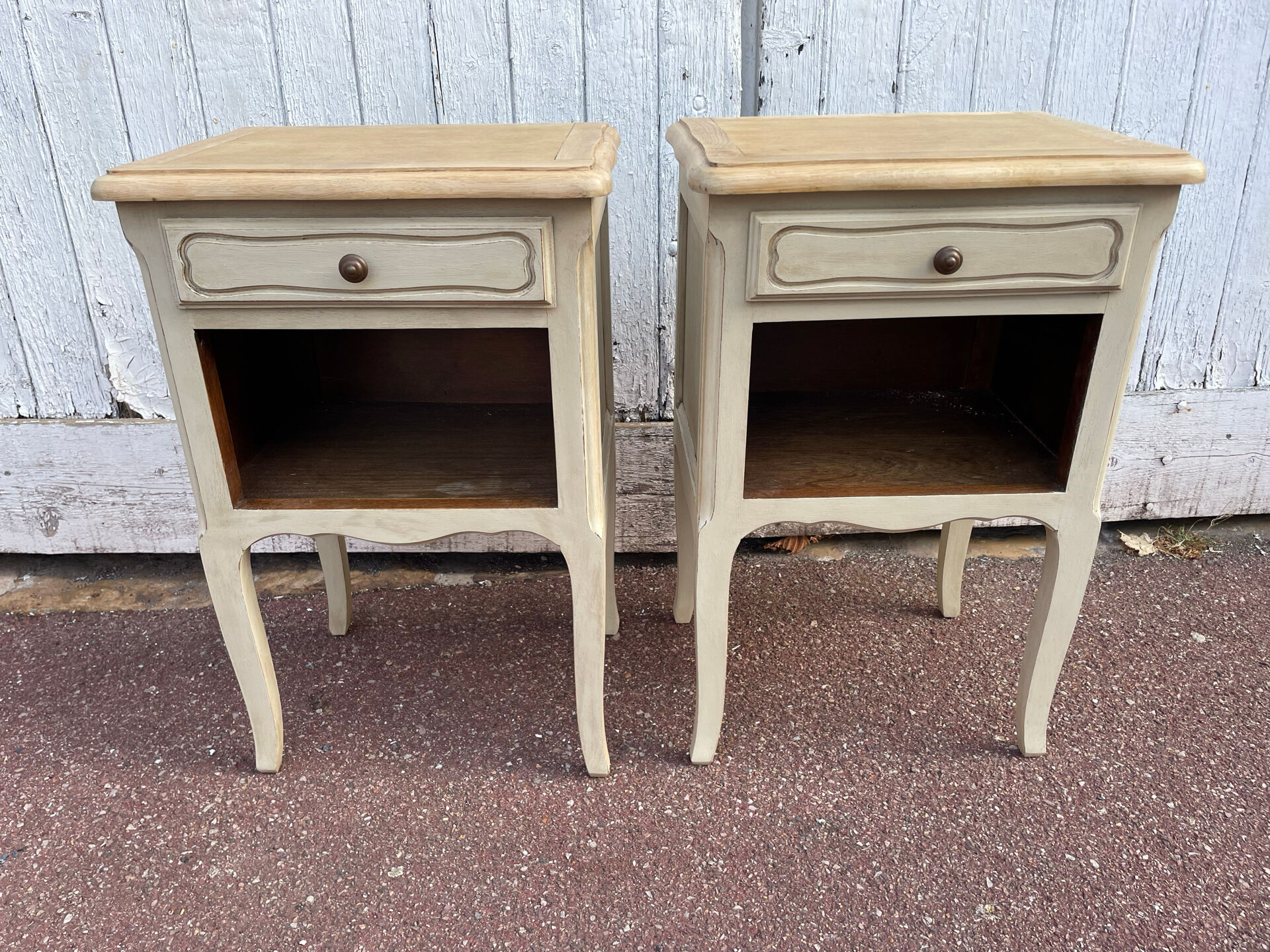 Paire chevets style Louis XV blanc bois brut