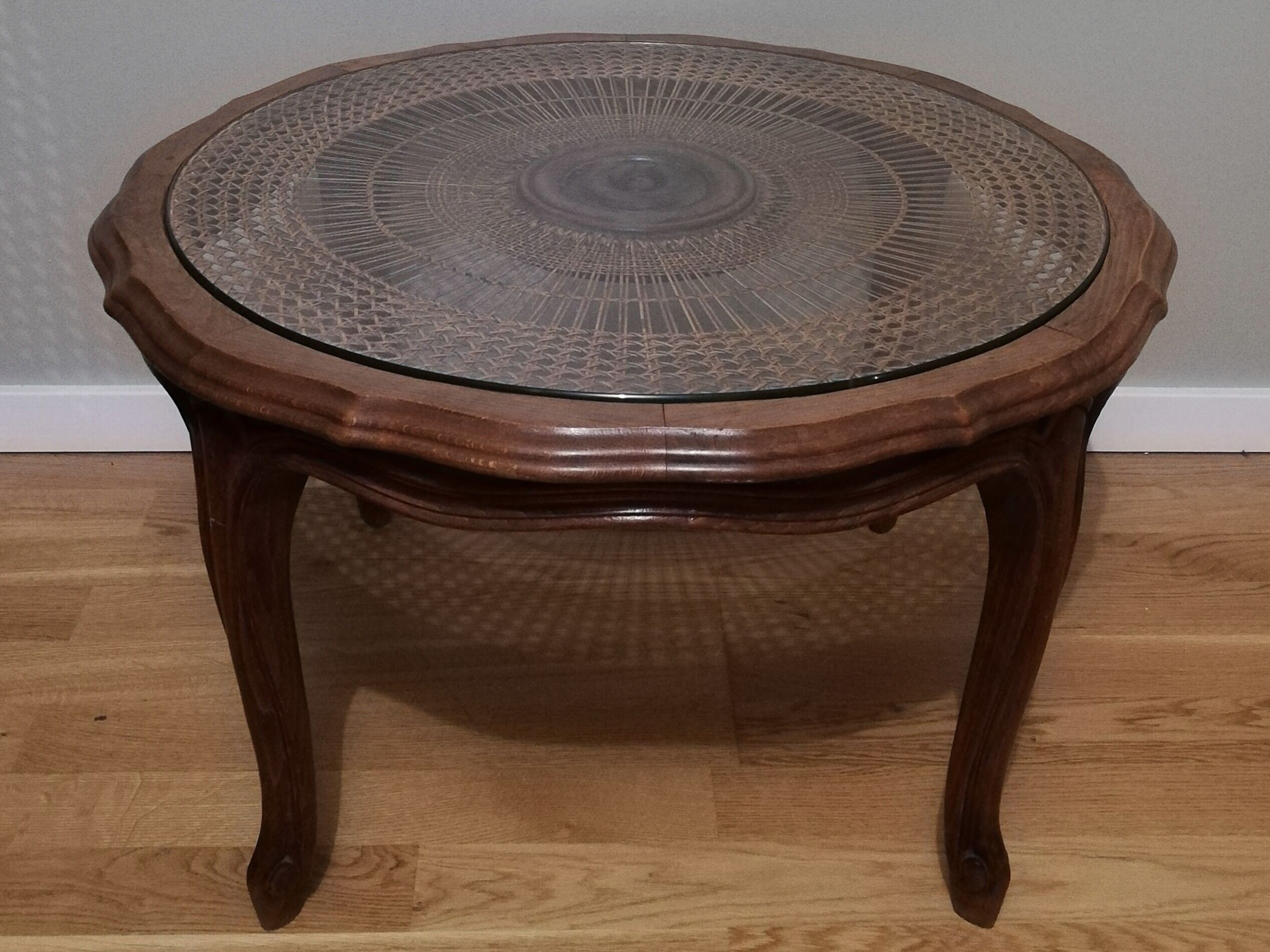 Table basse cannée en bois et verre