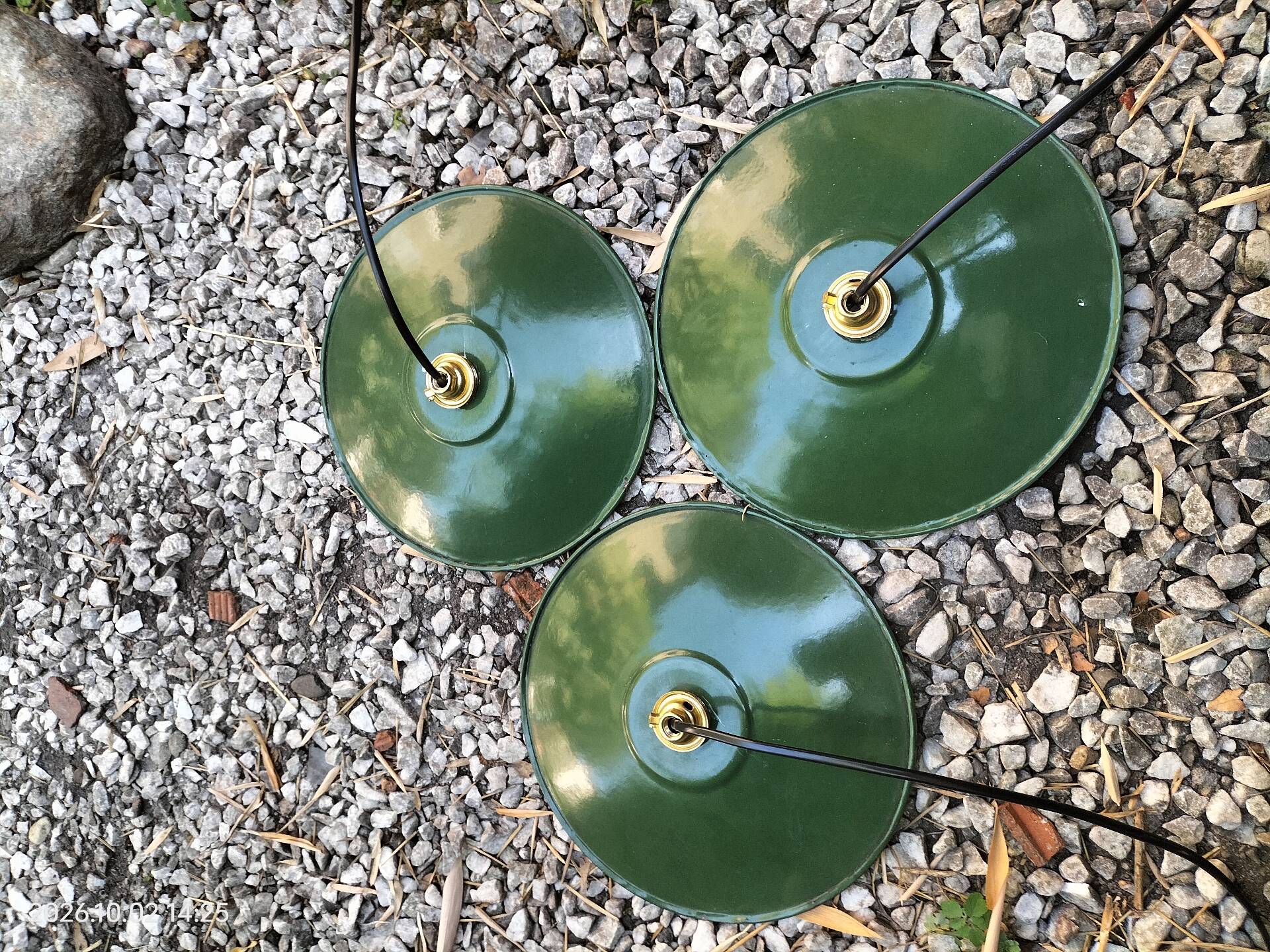 Suspensions in enamelled sheets