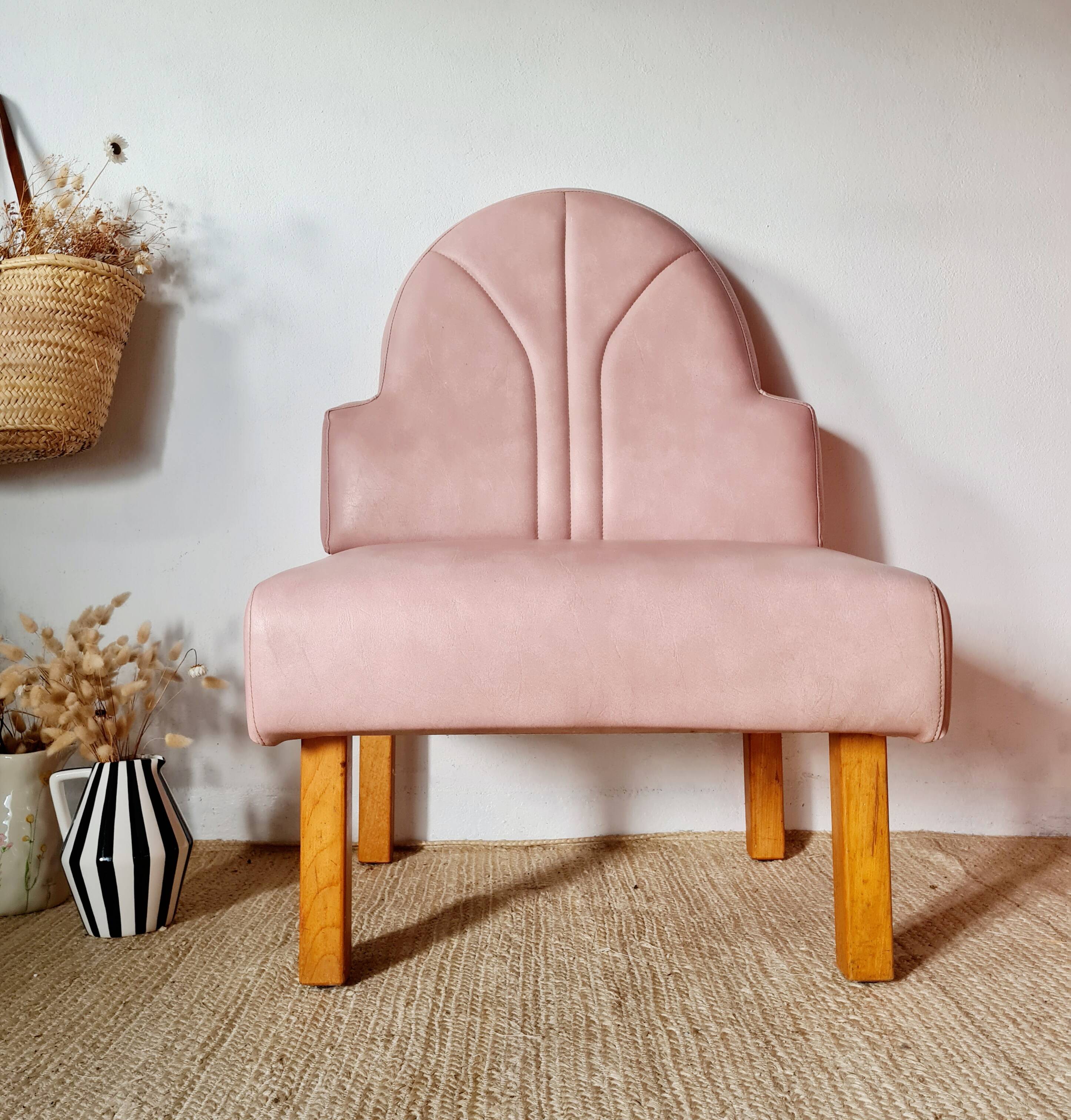Single bar stool in pink stitched faux leather.