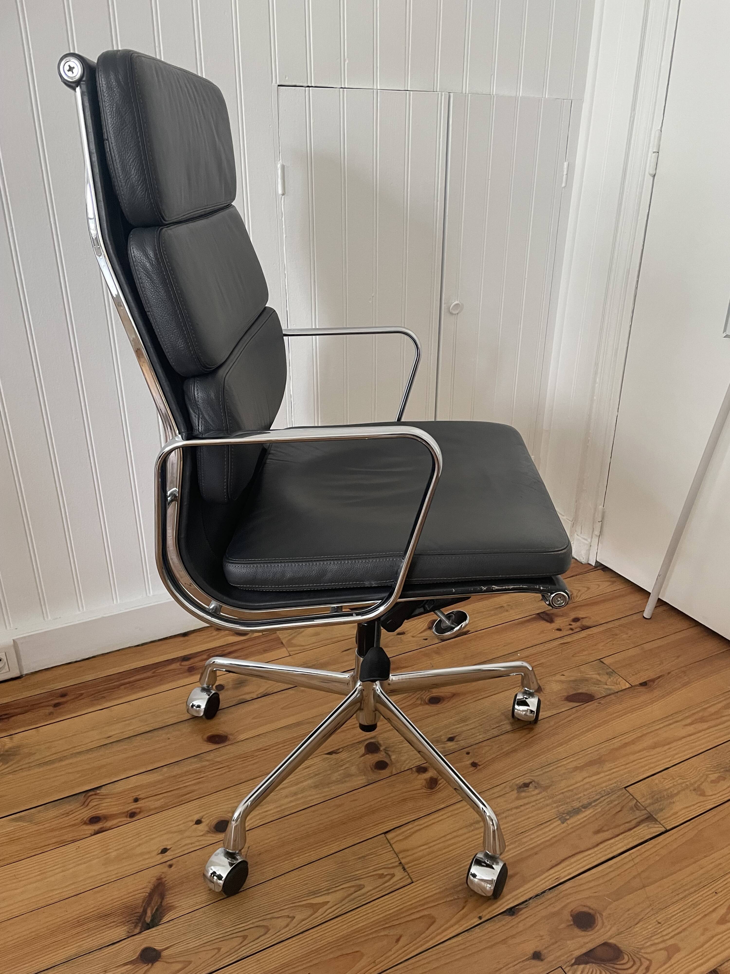 Fauteuil de bureau ea 219 soft pad eames chair by vitra