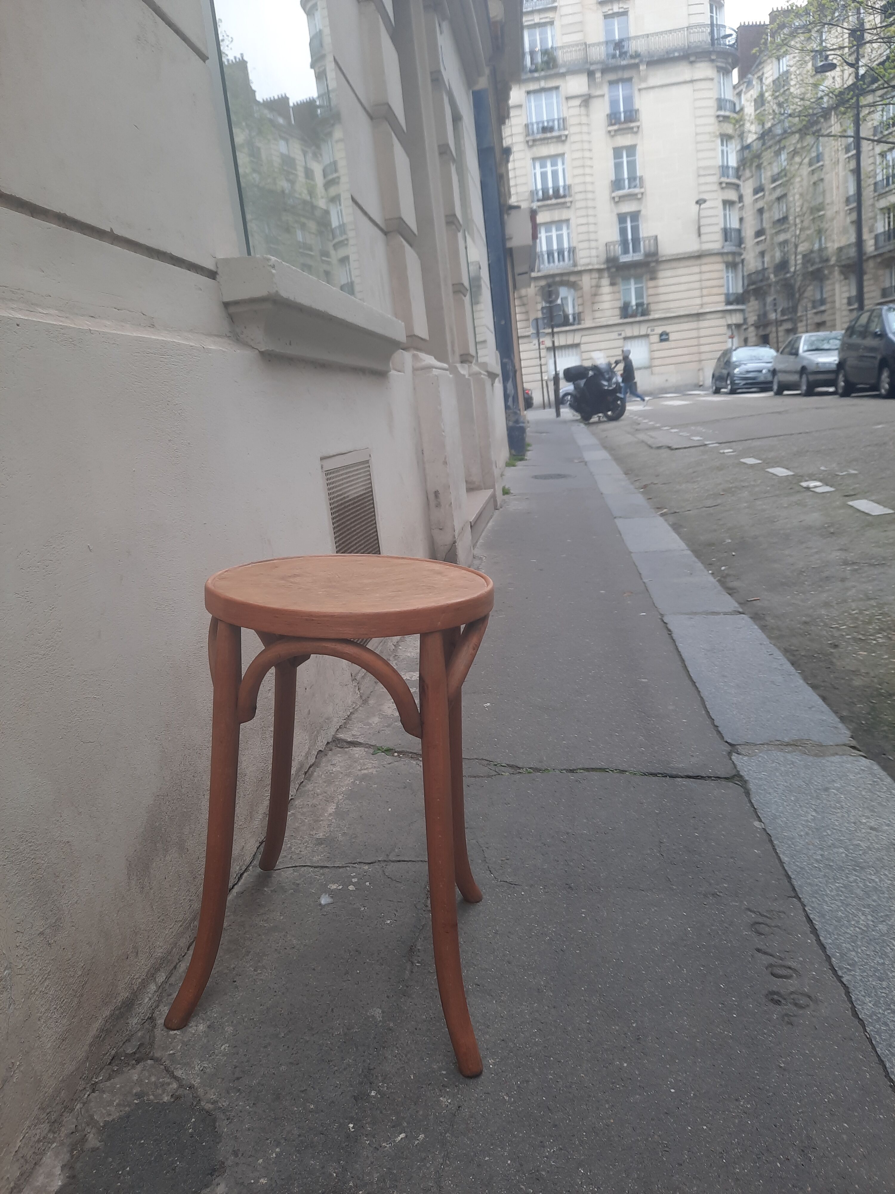 Curved mud stool