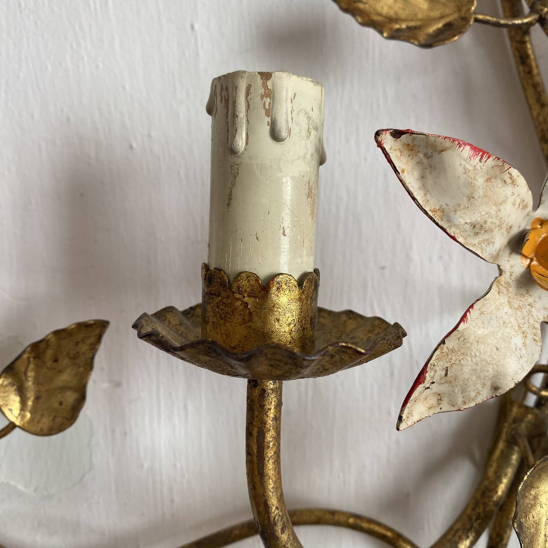 Grande applique fleurs et feuillage en métal doré années 50-60