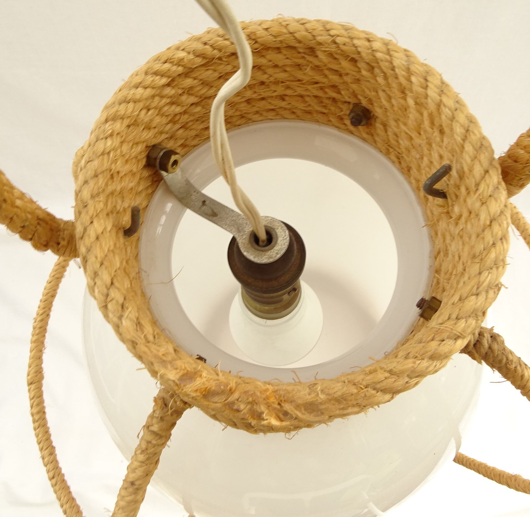 Suspension globe en opaline blanche  et corde tressé
