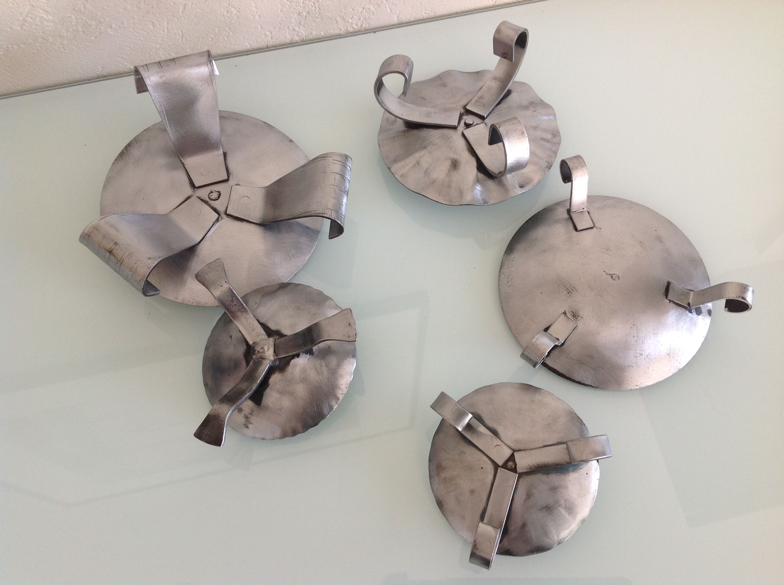 Suite of five candlesticks in brushed metal / vintage 60s-70s