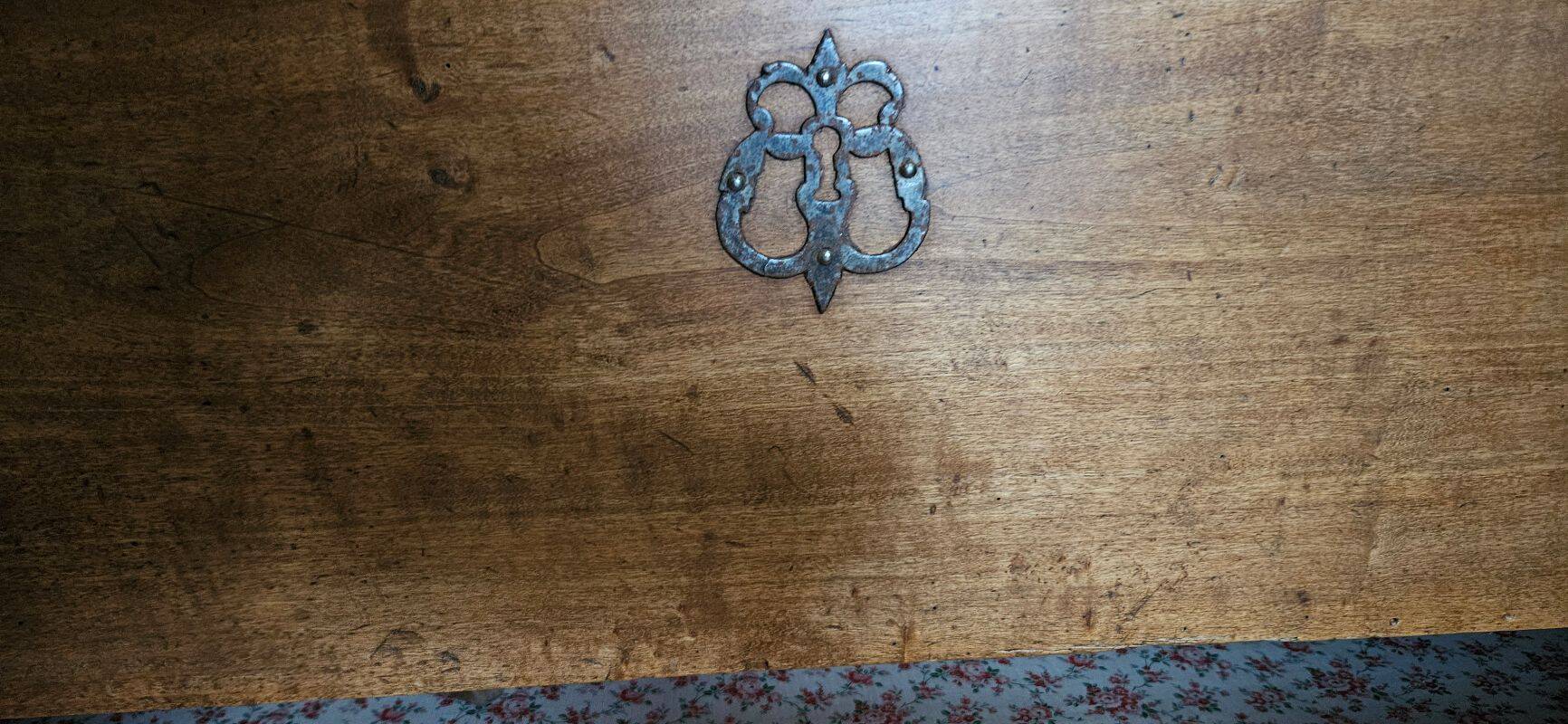 Ancienne Maie Ou Coffre En Bois Naturel Avec Un Tiroir